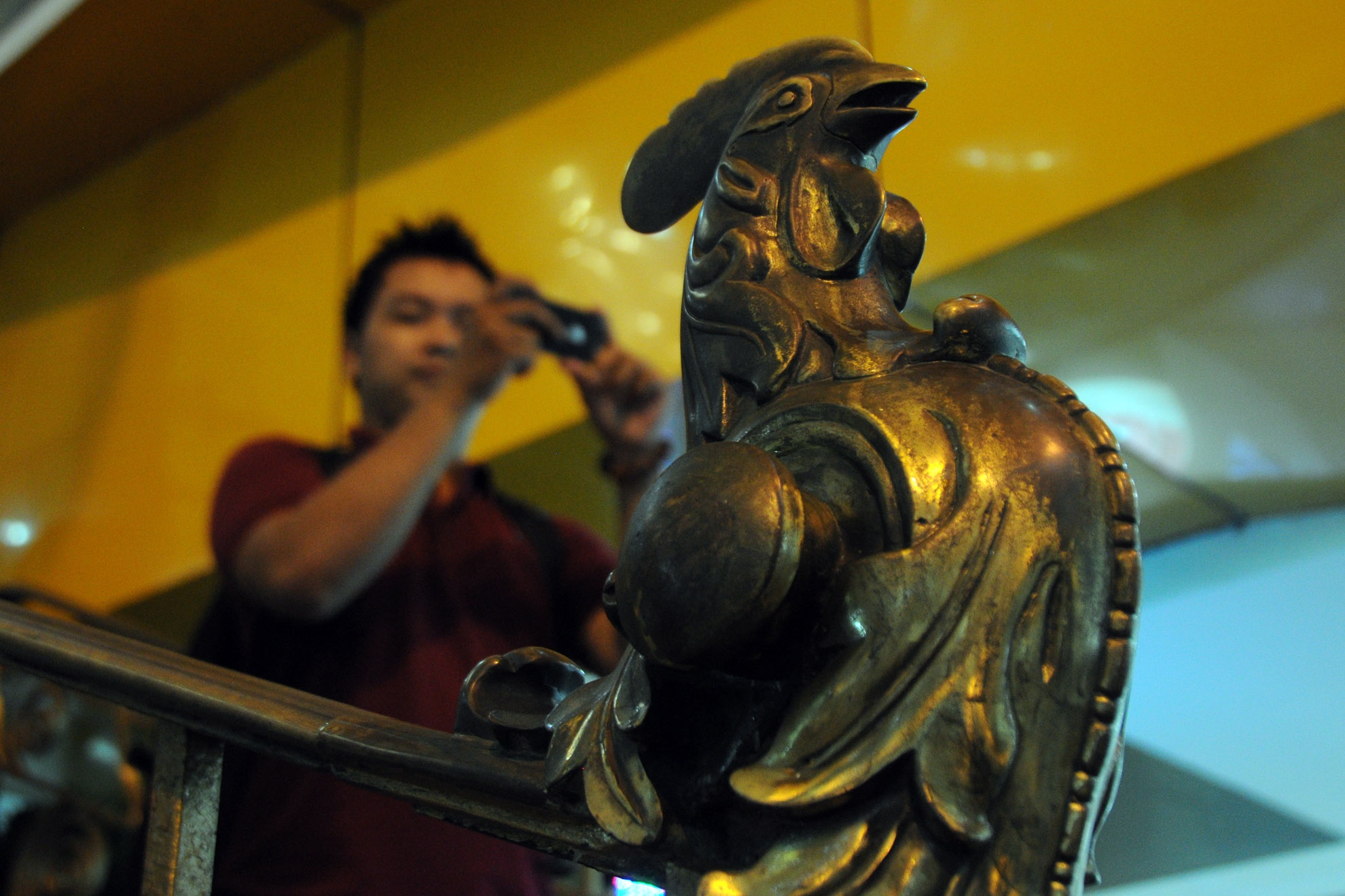 Chú Gà trống Biểu tượng nổi tiếng cho kiến trúc Pháp từng xuất hiện trên nóc nhà thờ Con Gà Đà Lạt, nhà thờ Phát Diệm, Ninh Bình cũng hiện diện nơi đây. Một ngày không xa biểu tượng này sẽ mất vĩnh viễn.