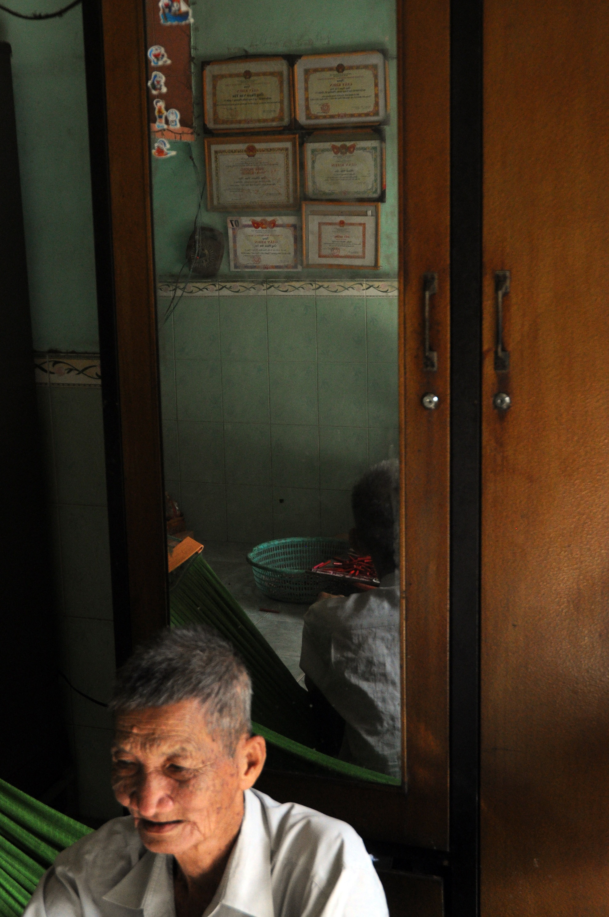 Ngoài việc hốt rác, ông Tân còn phụ vợ làm hàng thủ công để kiếm tiền sống qua ngày. Việc làm của ông, được chính quyền ghi nhận và trao nhiều bằng khen để khích lệ tinh thần.