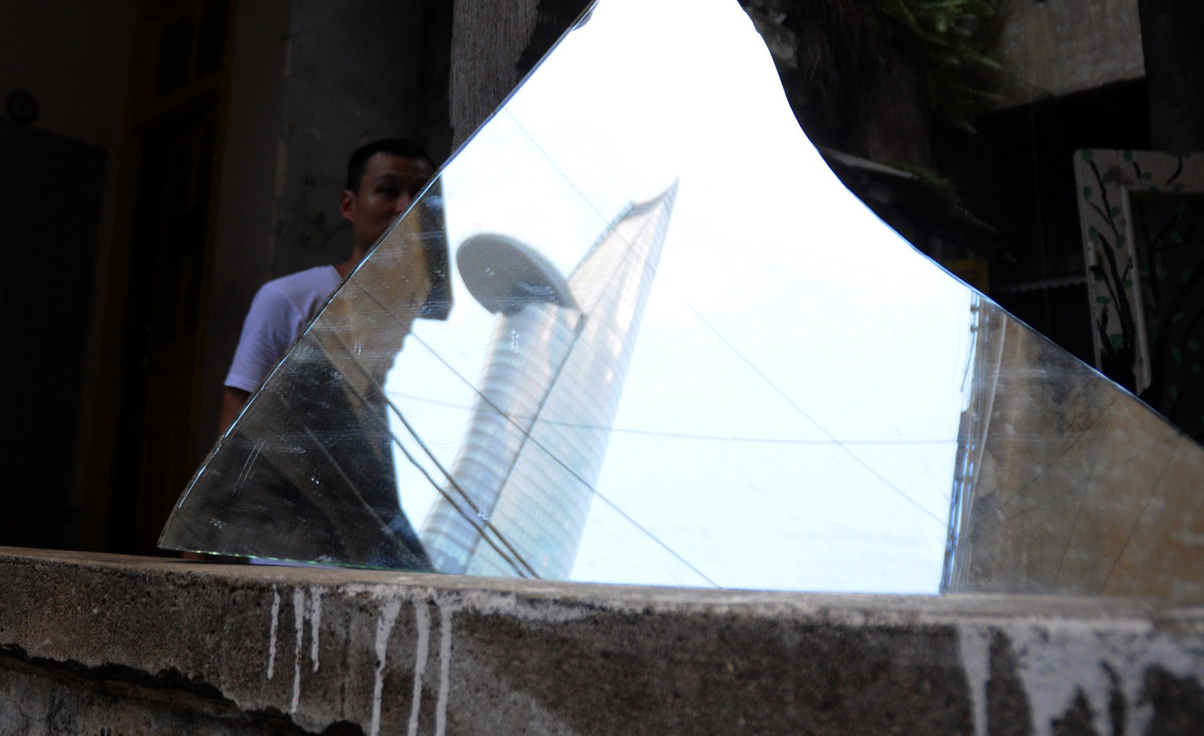 Một chung cư cổ có tuổi đời cao nhất Sài Gòn đứng cạnh một toà tháp bóng bẩy hiện đại nhất tạo nên cái nhìn thú vị về văn hoá, lối sống của người dân thành phố. Cái mới soi bóng vào cái cũ như một sự hoà hợp hơn là sự tương phản, đối lập.