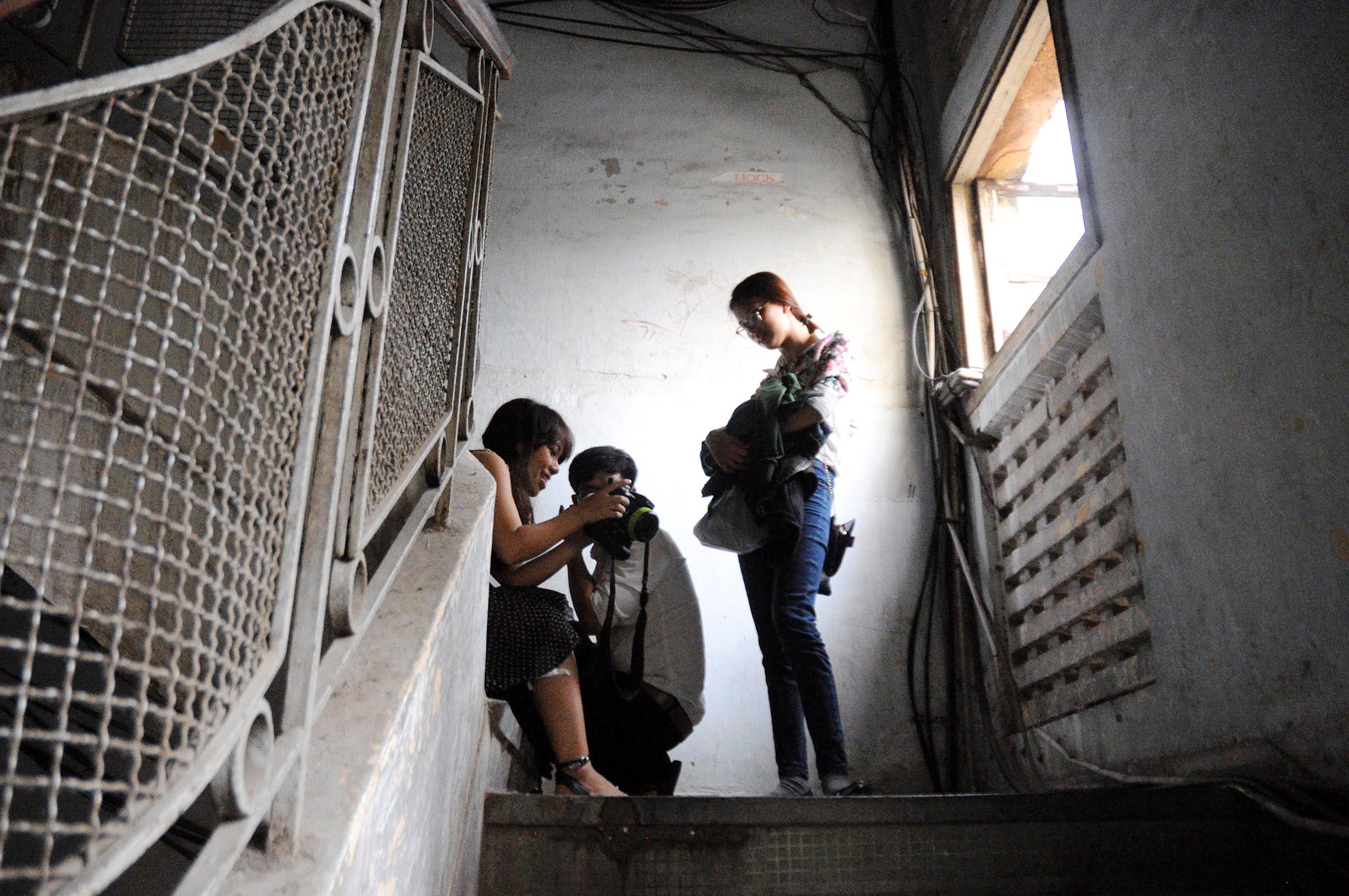 Do kiến trúc độc đáo với nhiều ngõ ngách, cầu thang đan xen, điểm xuyết những ô cửa sổ mang dấu ấn thời gian nên khu chung cư trăm tuổi này được nhiều người tới thăm quan, chụp ảnh.