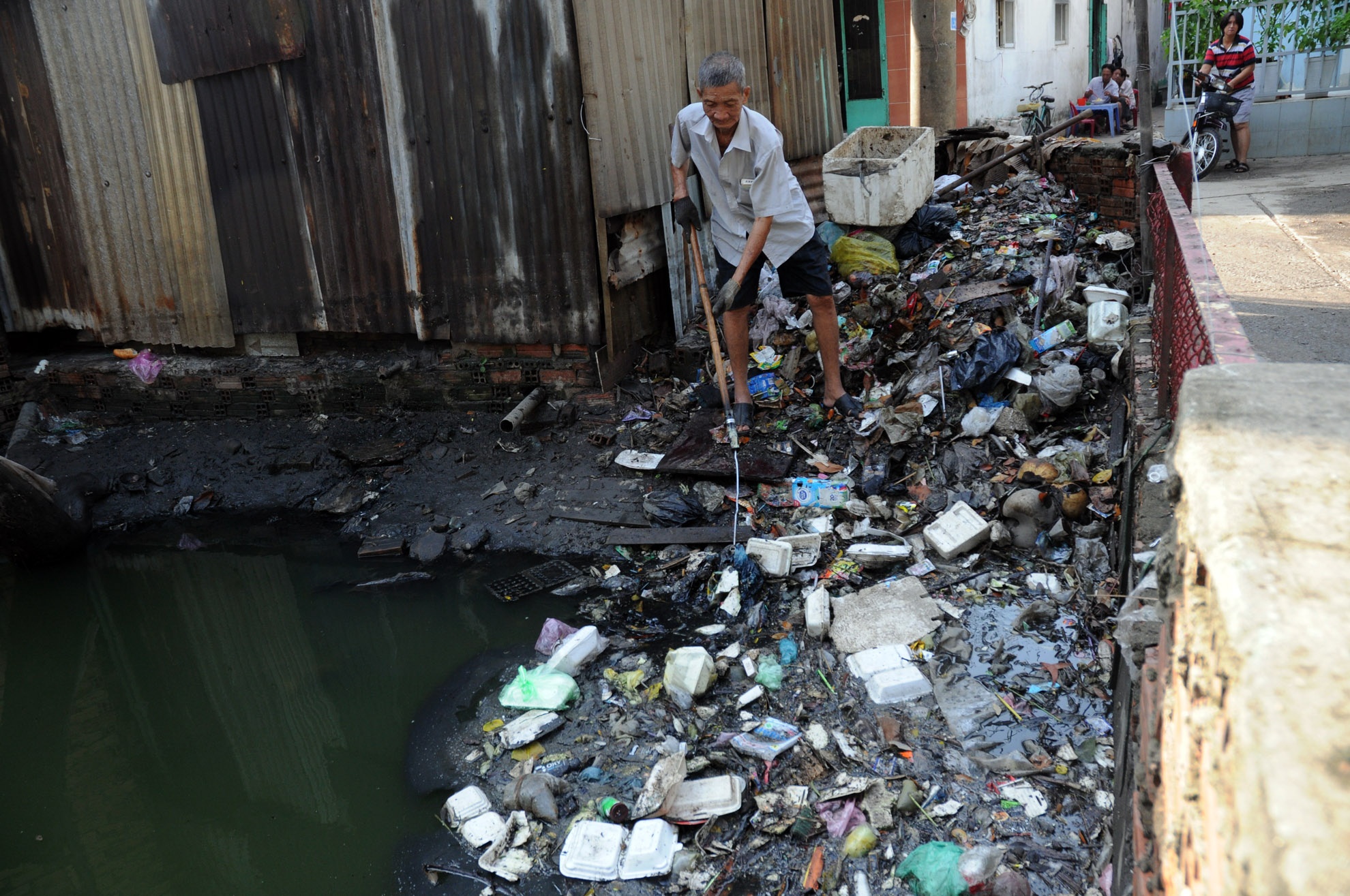 Hàng ngày, nhiều người qua lại kênh Cầu Mé (quận 11) vẫn thấy một ông cụ lụi cụi vớt rác từ dưới dòng kênh đen tấp lên bờ. Ông tên là Phạm Văn Tân (75 tuổi), ngụ tại hẻm 161/104 đường Lạc Long Quân, phường 3, quận 11.