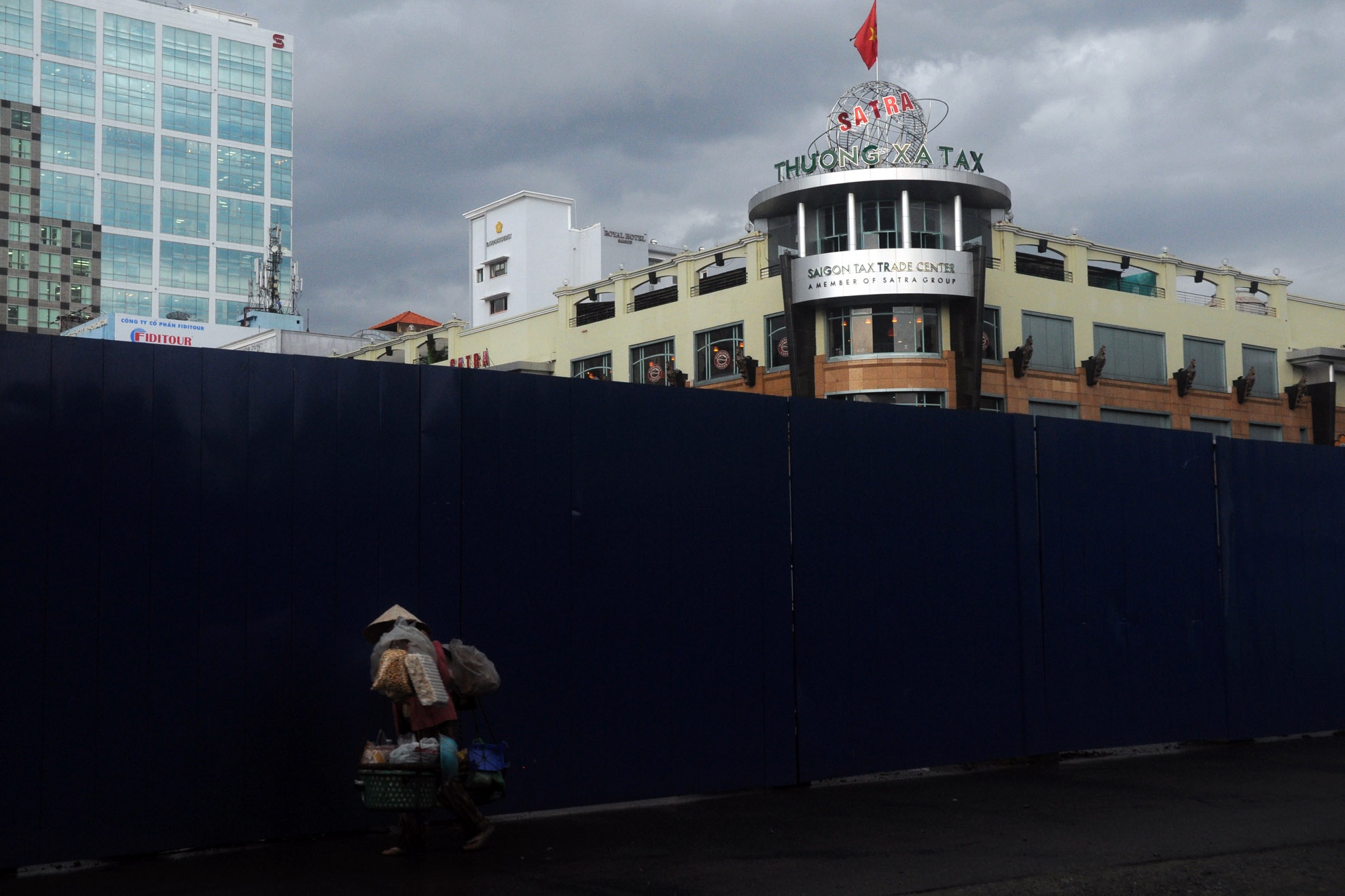 Việc xây dựng nhà ga tàu điện ngầm tại khu vực đường Lê Lợi đã đánh đổi bằng khá nhiều các công trình kiến trúc cổ, cây xanh và cả không gian sống quen thuộc của rất nhiều người dân bên cạnh. 