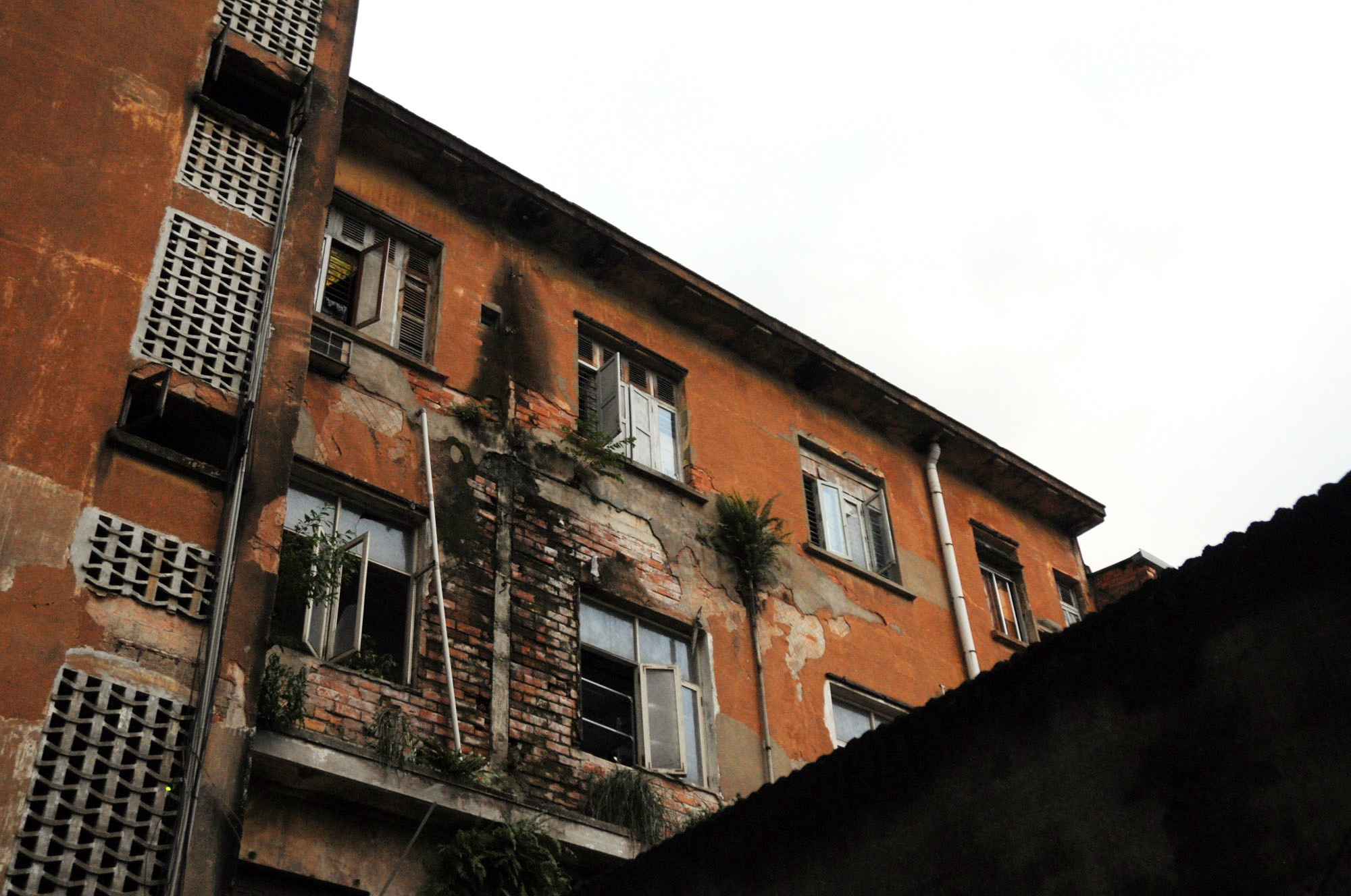 Được xây dựng năm 1886 bởi công ty Brossard et Maupin( hãng thầu Pháp đã xây dựng chợ Bến Thành năm 1912), chung cư 14 Tôn Thất Đạm có đường nét kiến trúc duyên dáng, hài hoà với cảnh quan xung quanh.