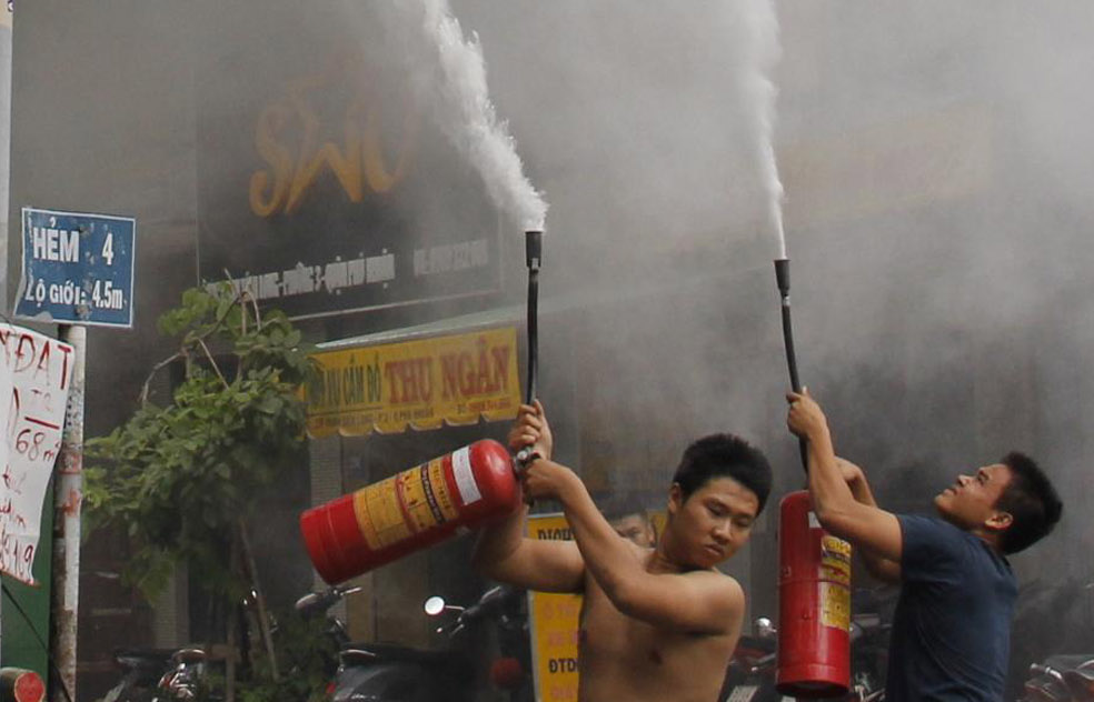 Chay no ngay trung tam Sai Gon, 1 nguoi bi thuong hinh anh