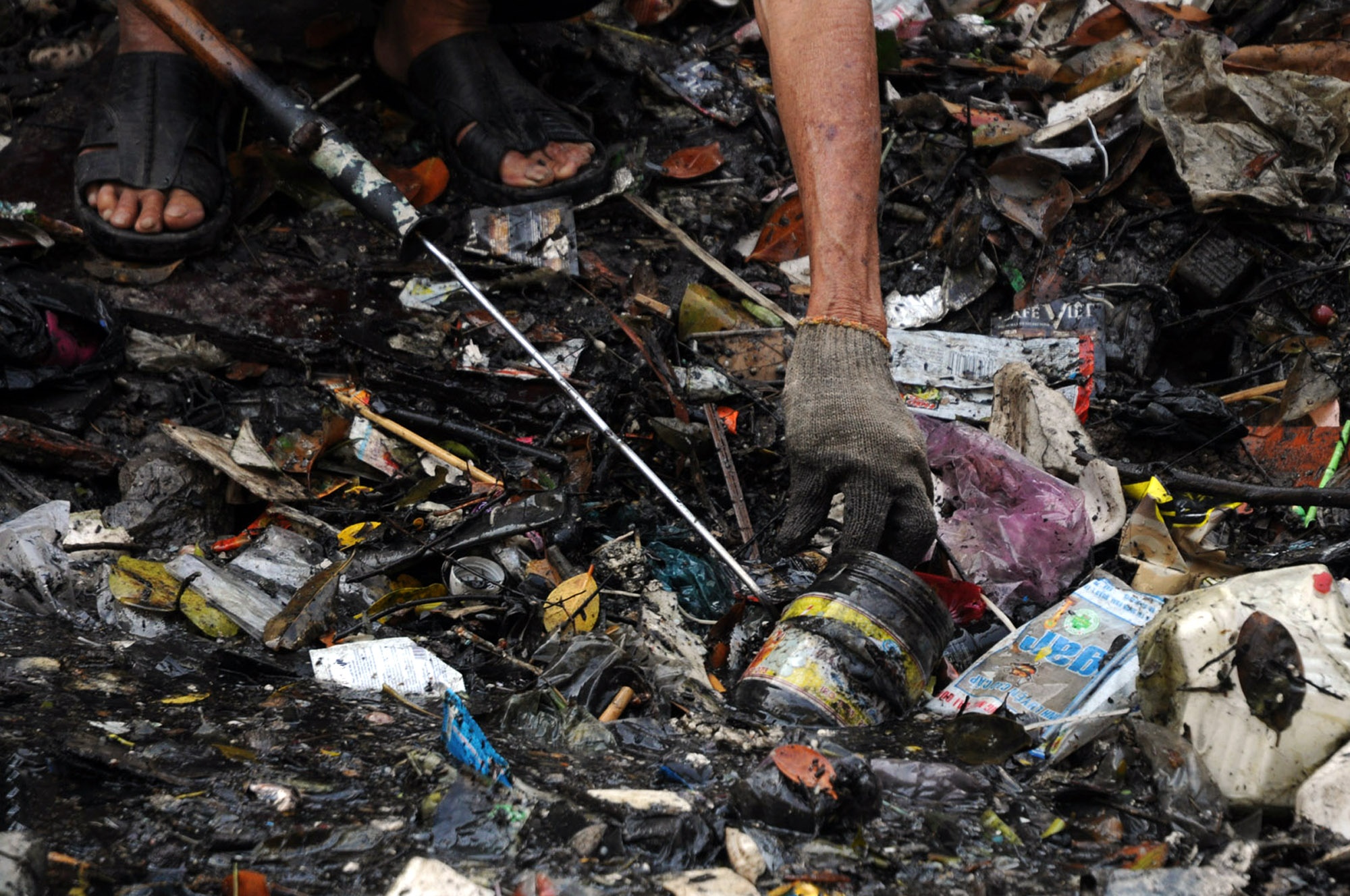 Đã gần 30 năm nay, ông Tân tình nguyện ra dọn dẹp rác ở dòng kênh Cầu Mé để người dân sống gần đó không phải chịu cảnh ngửi mùi hôi thối.