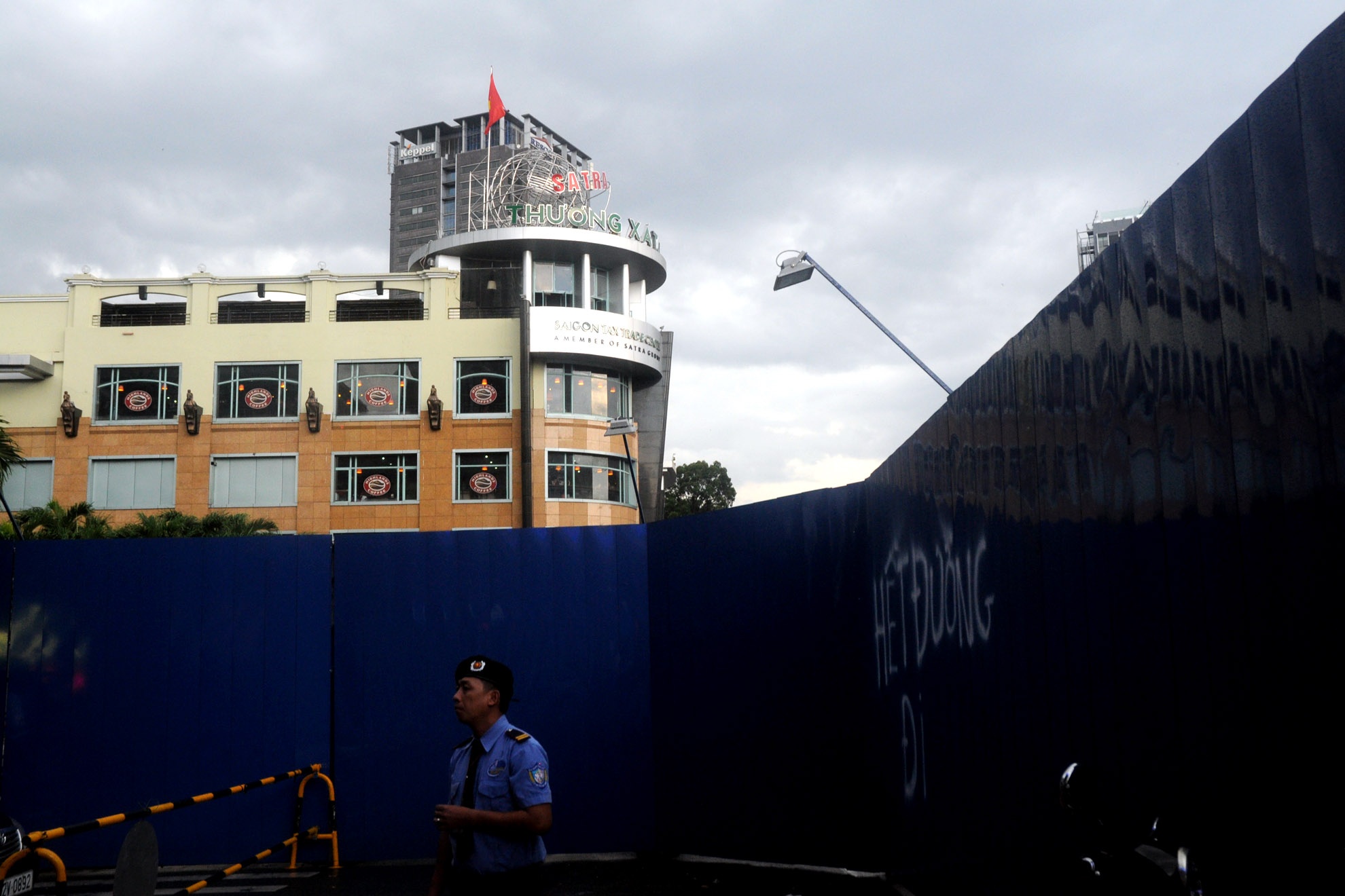 Theo yêu cầu của UBND TP.HCM, Thương xá Tax phải bàn giao mặt bằng khoảng 500 m2 ở số 39 Lê Lợi (quận 1) cho Ban Quản lý đường sắt đô thị để thi công tháp thông gió Ga Nhà hát thành phố của tuyến Metro số 1. Sự việc này khiến khá nhiều người dân TPHCM hụt hẫng, tiếc nuối.