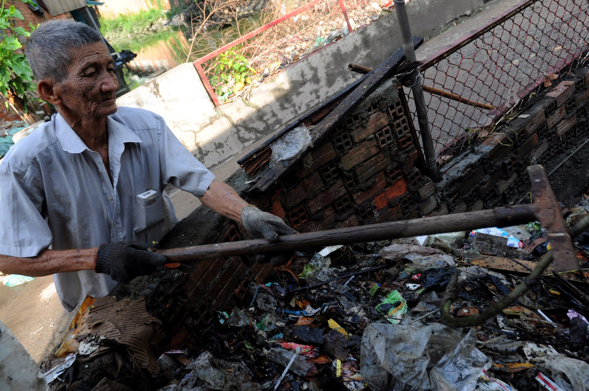 Theo ông Tân, trước năm 1975, khi dân cư còn thưa thì kênh Cầu Mé rất sạch sẽ. Sau này, nhiều người đến sinh sống nên vứt rác thải ra kênh khiến dòng kênh ùn ứ, bốc mùi.