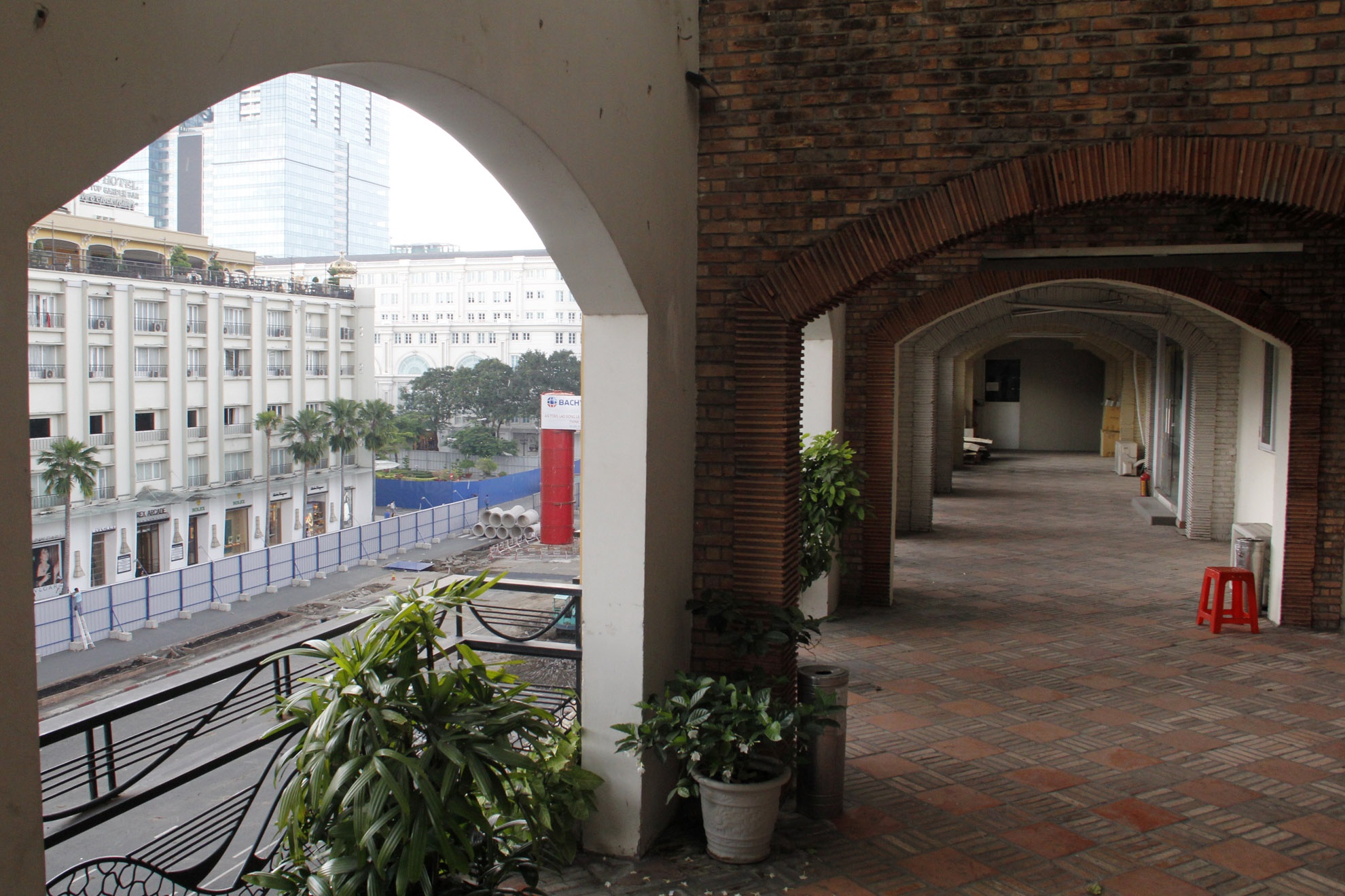 Do hơn một tháng nay (từ khi dựng rào chắn) tiểu thương cũng không bán được hàng nên Tổng Công ty Thương mại Sài Gòn (SATRA) quyết định đóng cửa sớm thương xá và sẽ miễn phí tiền mặt bằng cho các tiểu thương trong hai tháng 8 và 9. Trong ảnh: Quán café 39 ở tầng thượng thương xá Tax nhìn ra đại lộ Lê Lợi  từng là một điểm hẹn yêu thích để ngắm phố phường của người Sài Gòn giờ vắng lặng, không một bóng người.