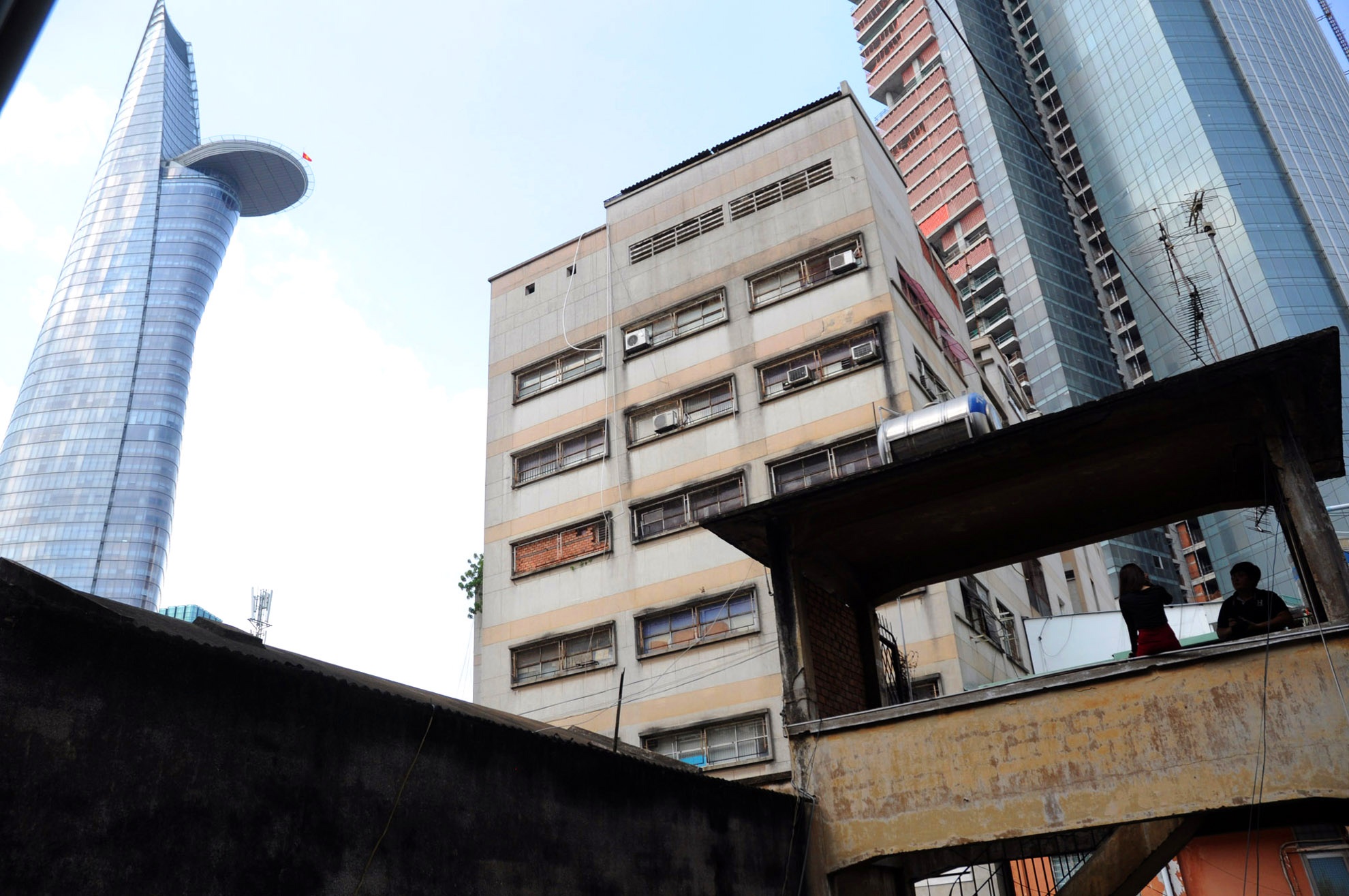 Nằm ngay khu trung tâm thành phố, được bao quanh bởi những tòa nhà cao tầng, hiện đại, nét cổ kính đặc trưng của chung cư 14 Tôn Thất Đạm trở nên nổi bật. Điều đặc biệt là từ toà nhà này có thể nhìn thấy tháp Hoa Sen- Bitexco cao vút, một biểu tượng mới của Sài Gòn thế kỷ 21.