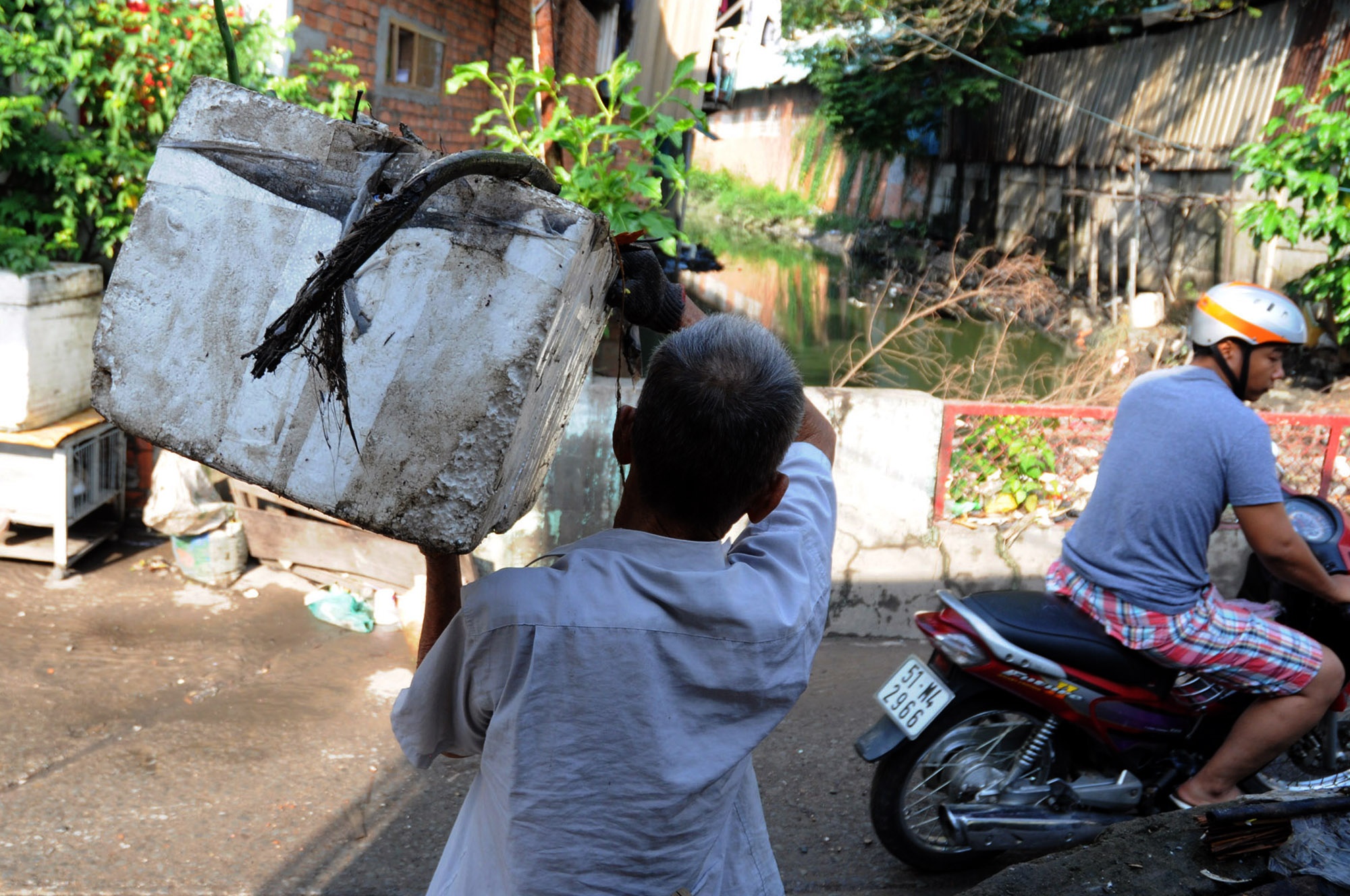 Thấy dòng kênh quá dơ bẩn, ông không chịu được nên ra dọc bờ kênh vớt rác lên. Lúc đầu mới làm, nhiều người trong khu phố xì xào bàn tán vì thấy ông rỗi công, đi làm mấy chuyện của “Nhà nước”.