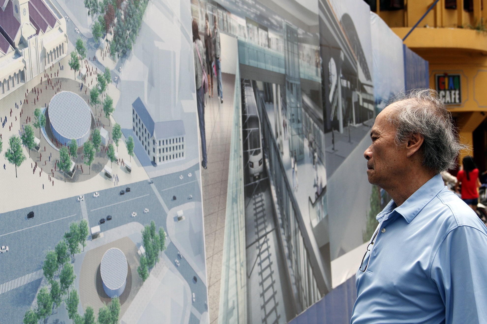 Nhiều người dân đã tranh thủ thời gian thương xá còn mở cửa để đến thăm quan, chụp ảnh lưu niệm và mua sắm lần cuối. Có người dừng trước mô hình công trình nhà ga metro số 1 suy tư về một không gian Sài Gòn mới trong tương lai.