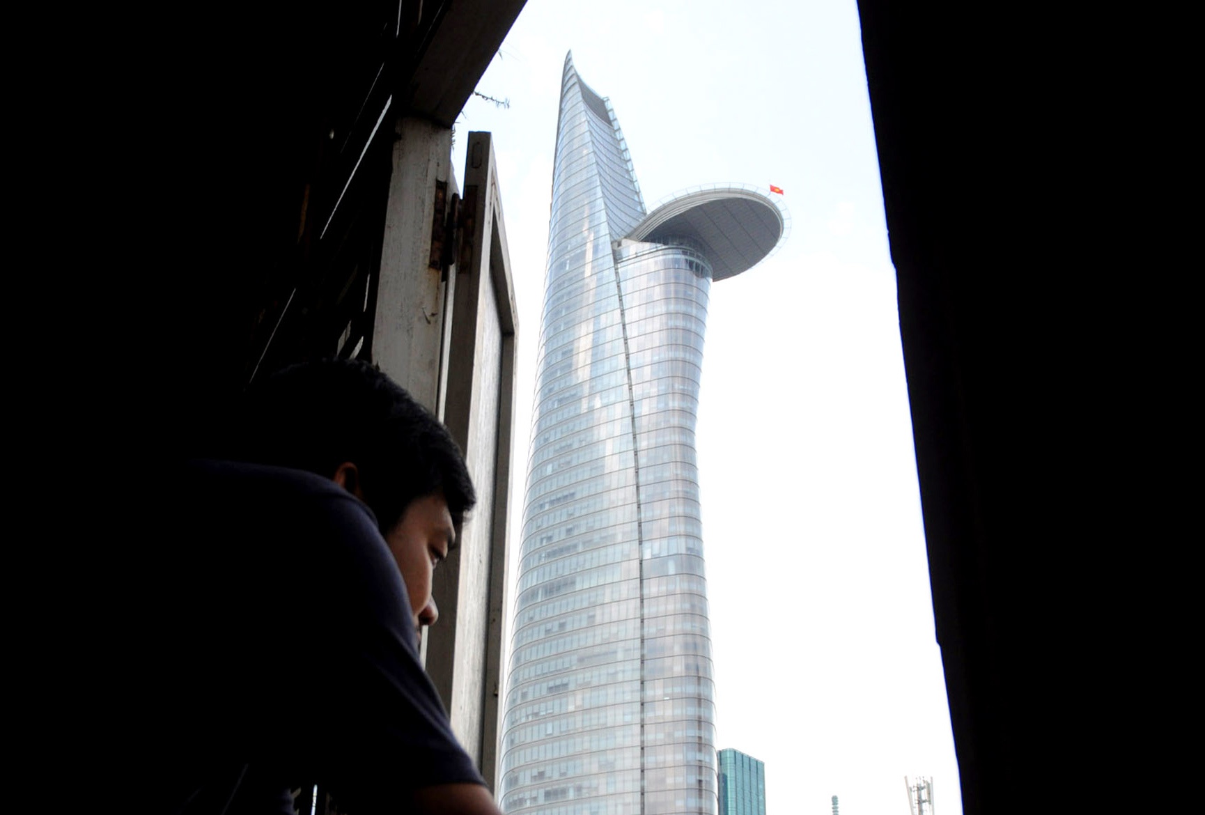 Tháp Bitexco do kiến trúc sư người Mỹ Carlos Zapata  lấy cảm hứng từ một búp sen tạo nên điểm nhấn kiến trúc hiện đại giữa trung tâm Sài Gòn hoa lệ.