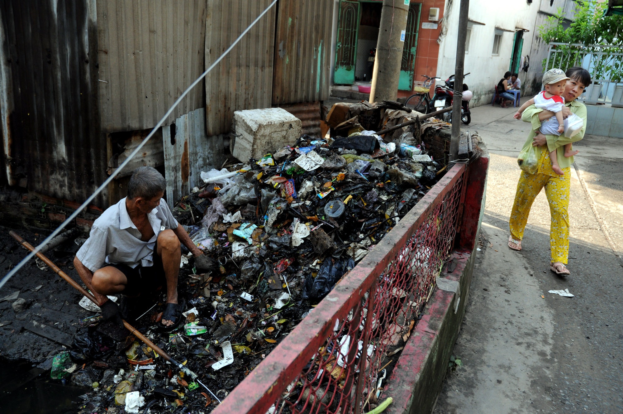 Nhưng lâu dần, mọi người thấy ông làm việc có ích cho cuộc sống, nên ai nấy đều khen ngợi và nể phục.