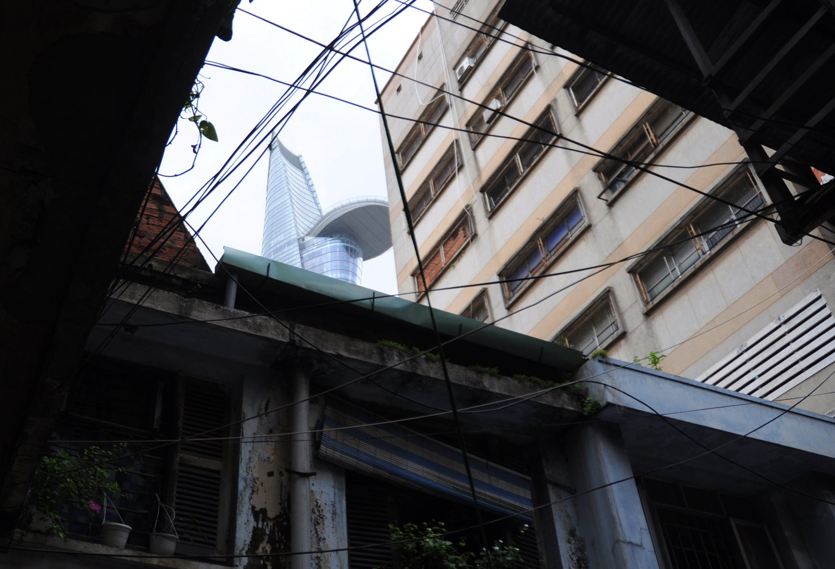 Sự đối lập giữa cổ kinh và hiện đại, giữa cũ và mới tạo nên những thú vị đầy suy tưởng.