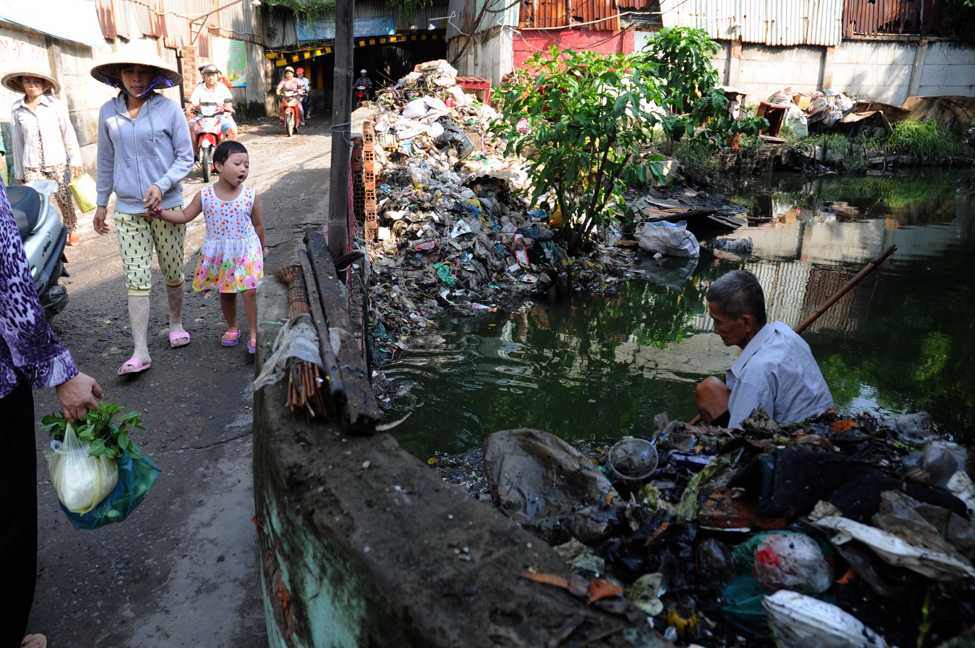 Có người đi ngang qua, thấy ông đang bốc rác nên dừng lại cho ít tiền để ông uống nước, người khác lại mời ông ổ bánh mì, tô hủ tiếu để ông có sức khỏe làm chuyện “bao đồng”.