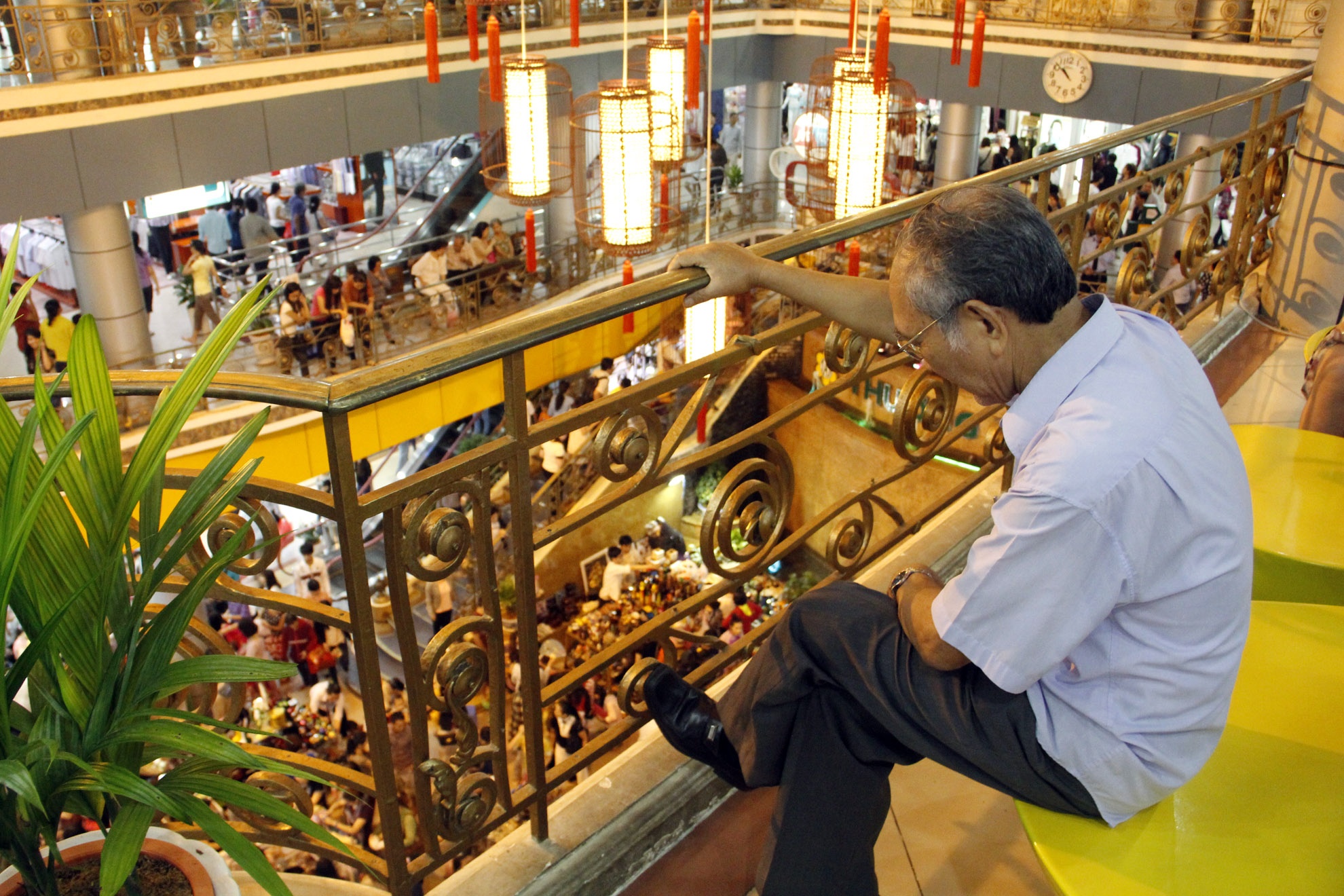 Bác Hồng năm nay 69 tuổi ngụ tại Huỳnh Tấn Phát, Quận 7, sống ở Sài Gòn từ năm 1966, bác chia sẻ có rất nhiều kỉ niệm với Thươngxá xưa cổ này.