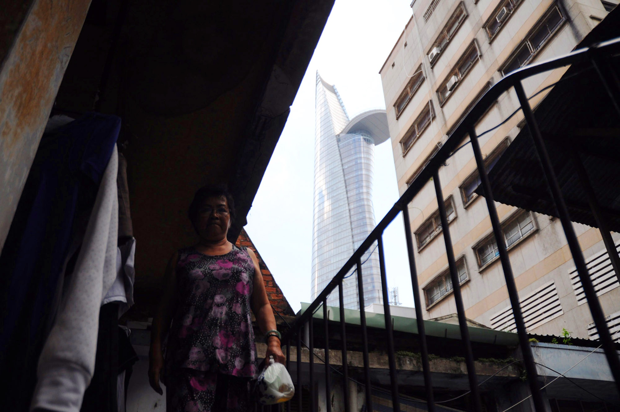 Chung cư cổ nhất Sài Gòn đã xuống cấp nhưng sự duyên dáng của nó vẫn níu kéo nhiều người yêu mến Sài Gòn đến tham quan. Hiện, chung cư 14 Tôn Thất Đạm tập trung rất nhiều quán cà phê, quán bar dành cho giới trẻ nên dù đã cũ, nó vẫn rất sôi động và đầy sức sống.