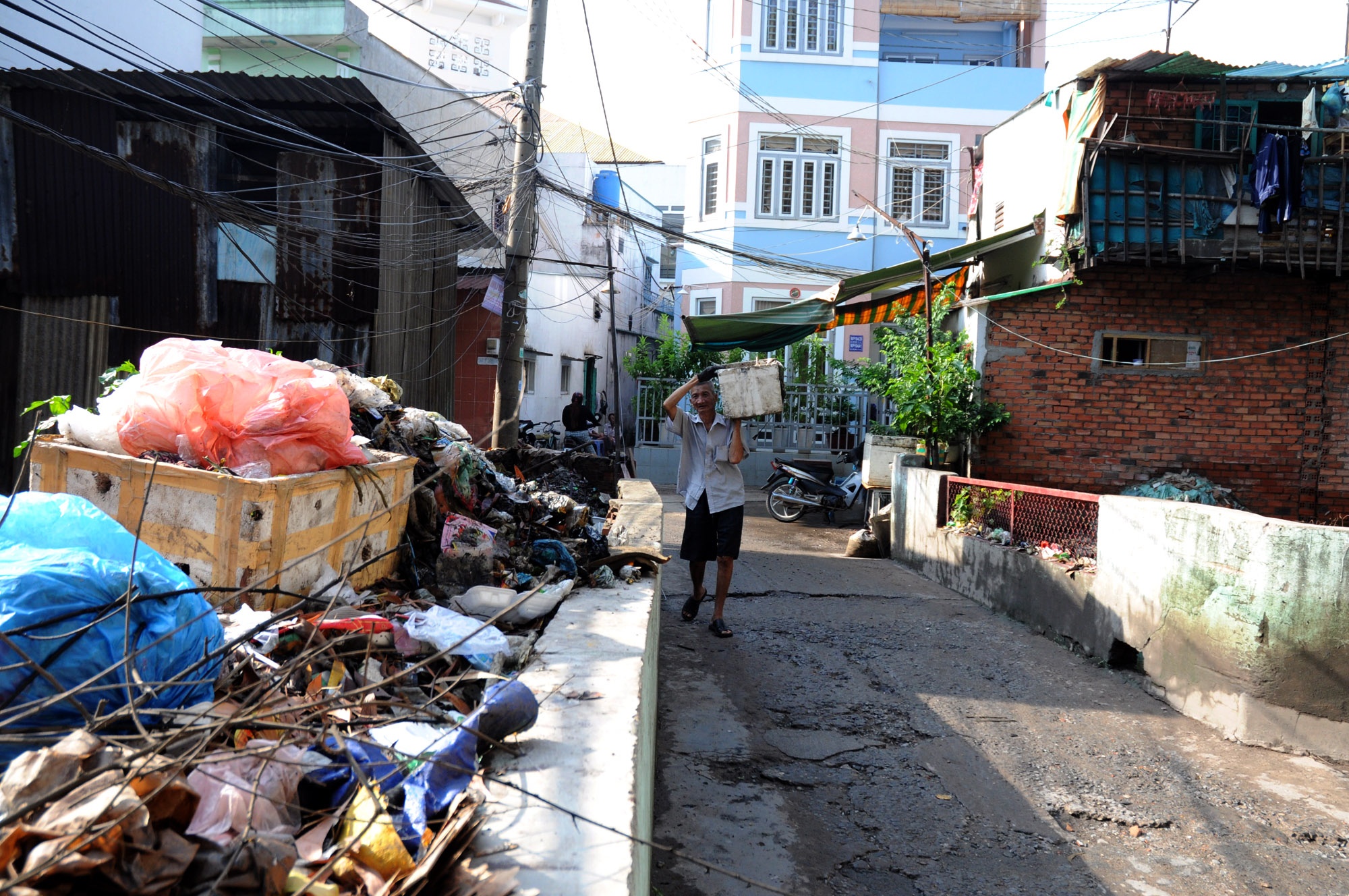 Tuy nhiên, điều ông Tân trăn trở nhất là chuyện dù bốc rác dưới kênh lên, nhưng rác vẫn nằm tấp đống gần đó vì xe rác không chịu đến vận chuyển đi.