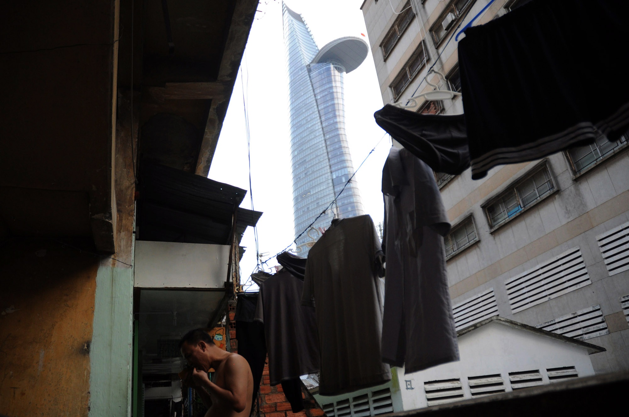 Người dân ở đây cho biết, họ nhìn thấy sự phát triển của Sài Gòn qua những toà nhà xây dựng quanh đó. Tháp Hoa Sen mang đến một điểm nhìn luôn mới mẻ ở những góc độ, thời điểm khác nhau.