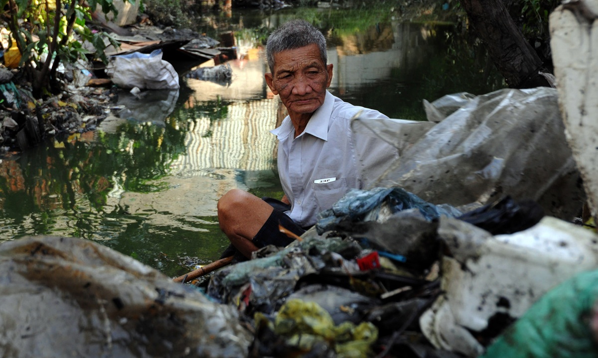 Cu ong 'bao dong' 30 nam vot rac khong cong hinh anh