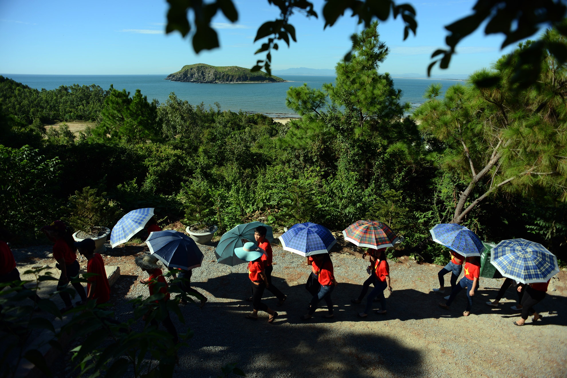 Mỗi ngày có hàng ngàn người từ nhiều miền Đất Nước về viếng đại tướng, có những lúc