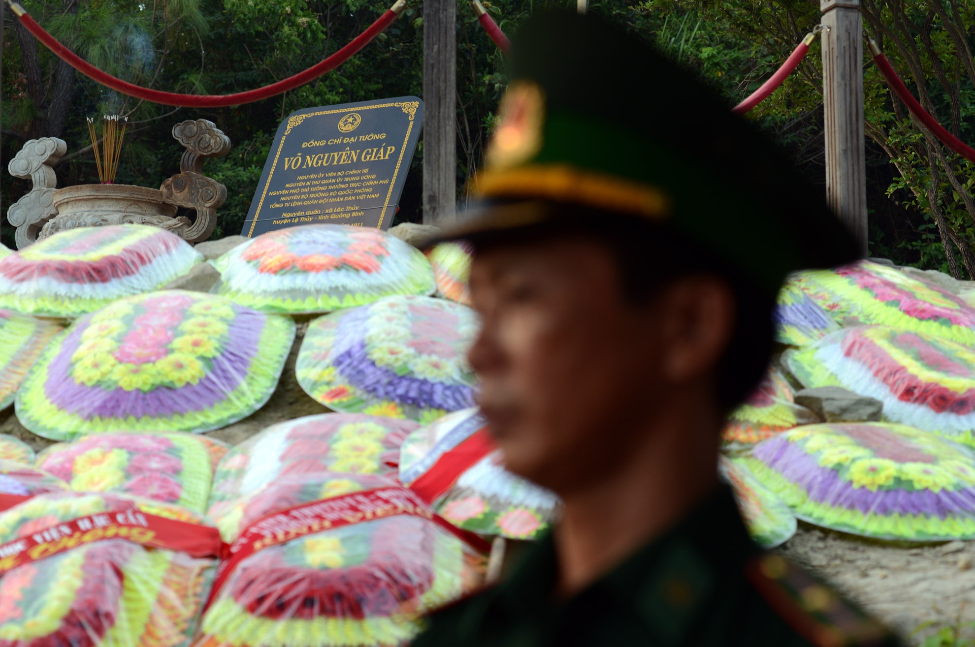 Đội bảo vệ mộ đại tướng được thành lập sau ngày an táng đại tướng Võ Nguyên Giáp, gồm 31 chiến sĩ thuộc đồn biên phòng Ròn (Quảng Bình). Đã gần 1 năm nay, ngày mưa cũng như ngày nắng, họ lúc túc trực bên phần mộ đại tướng làm nhiệm vụ canh giữ và hướng dẫn khách đến viếng. Mỗi ngày, hơn 30 cán bộ chiến sĩ thay phiên nhau làm nhiệm vụ 24/24 giờ.