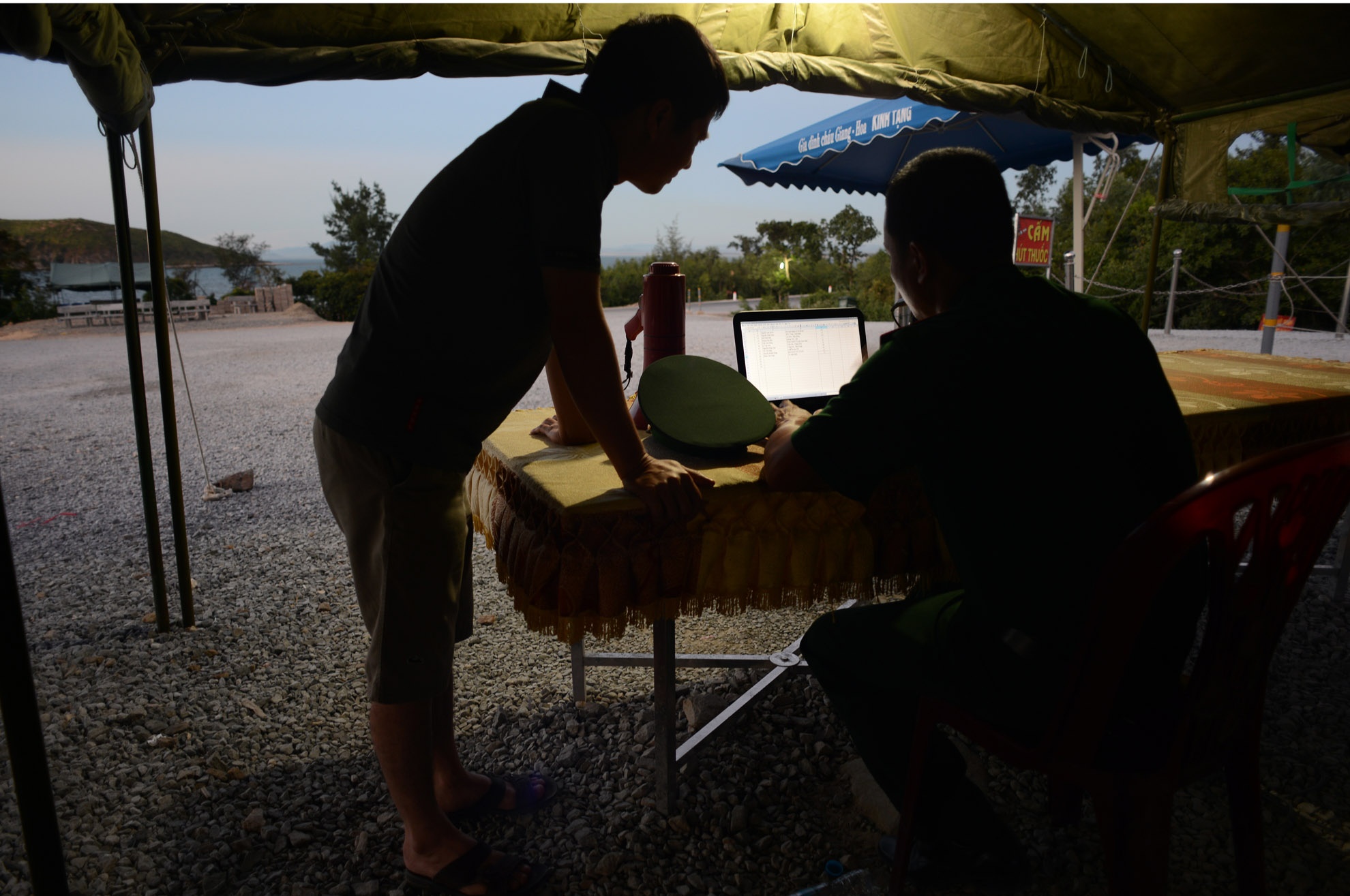 Một vị khách từ Bắc vào viếng đại tướng lúc sáng sớm, chiến sĩ trực vui vẻ làm thủ tục hướng dẫn cho ông lên phần mộ. Có những đoàn khách đén viếng vào lúc 1,2 giờ sáng vì vậy luôn có người trực để hướng dẫn khách đến viếng an toàn, nghiêm trang.