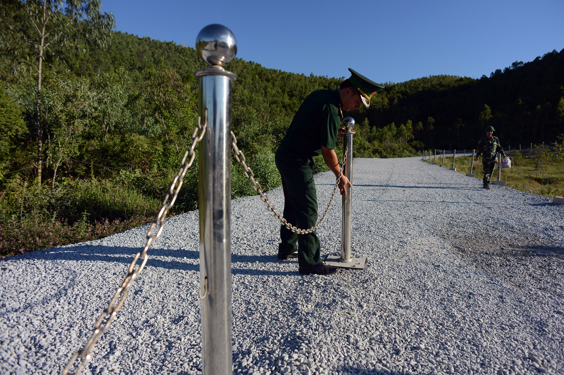 Từ sáng sớm, thượng uý Khắc Ngọc Tân Hào, đội trưởng đội bảo vệ và các chiến sĩ đi chỉnh trang và dọn vệ sinh để chuẩn bị đón tiếp khách viếng thăm đại tướng.