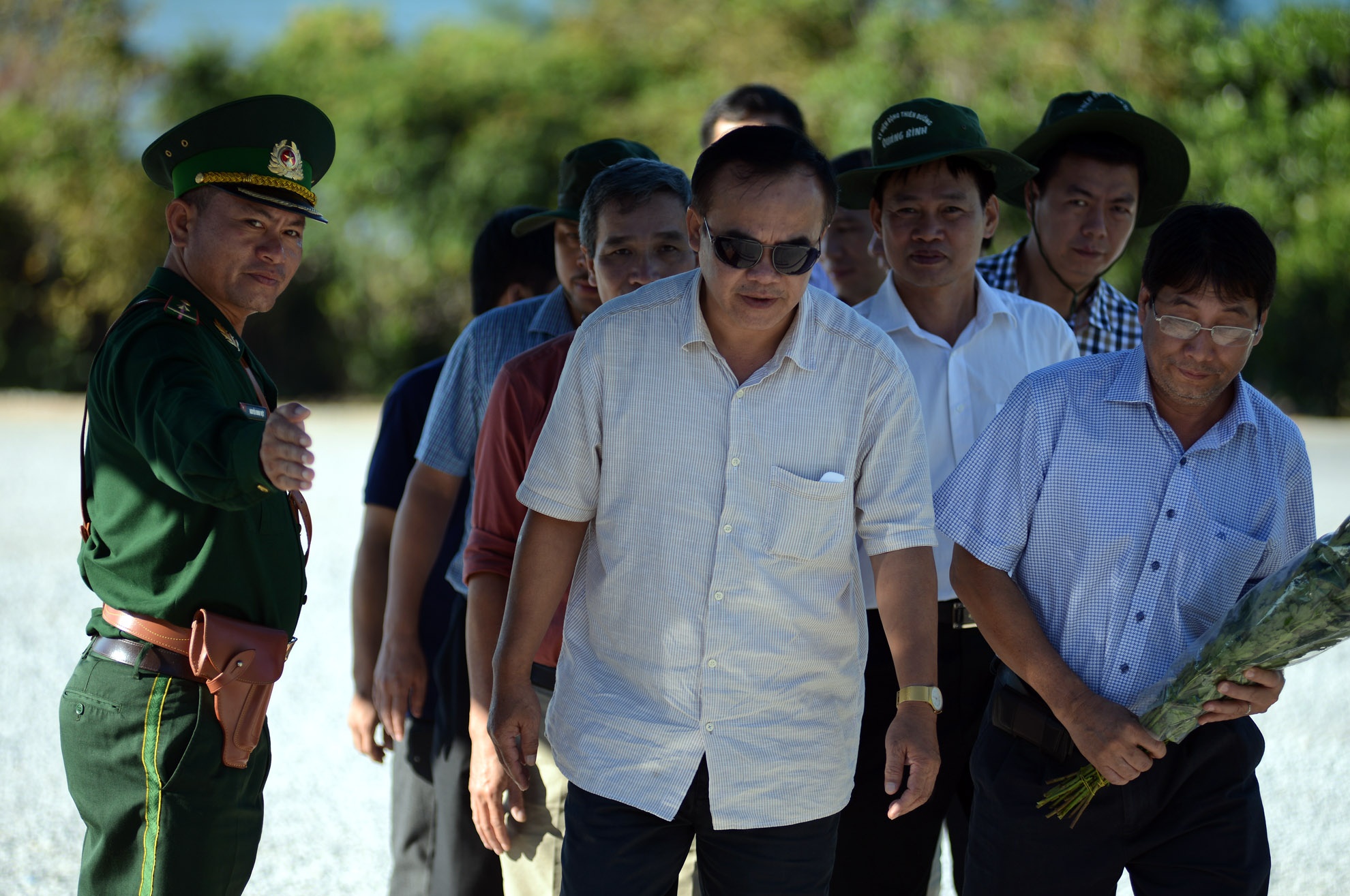 Thiếu tá Nguyễn Minh Việt hướng dẫn đoàn khách đầu tiên trong ngày đến Vũng Chùa. Anh cho biết, anh em trong đơn vị gần như không có phút nào nghỉ ngơi vì 