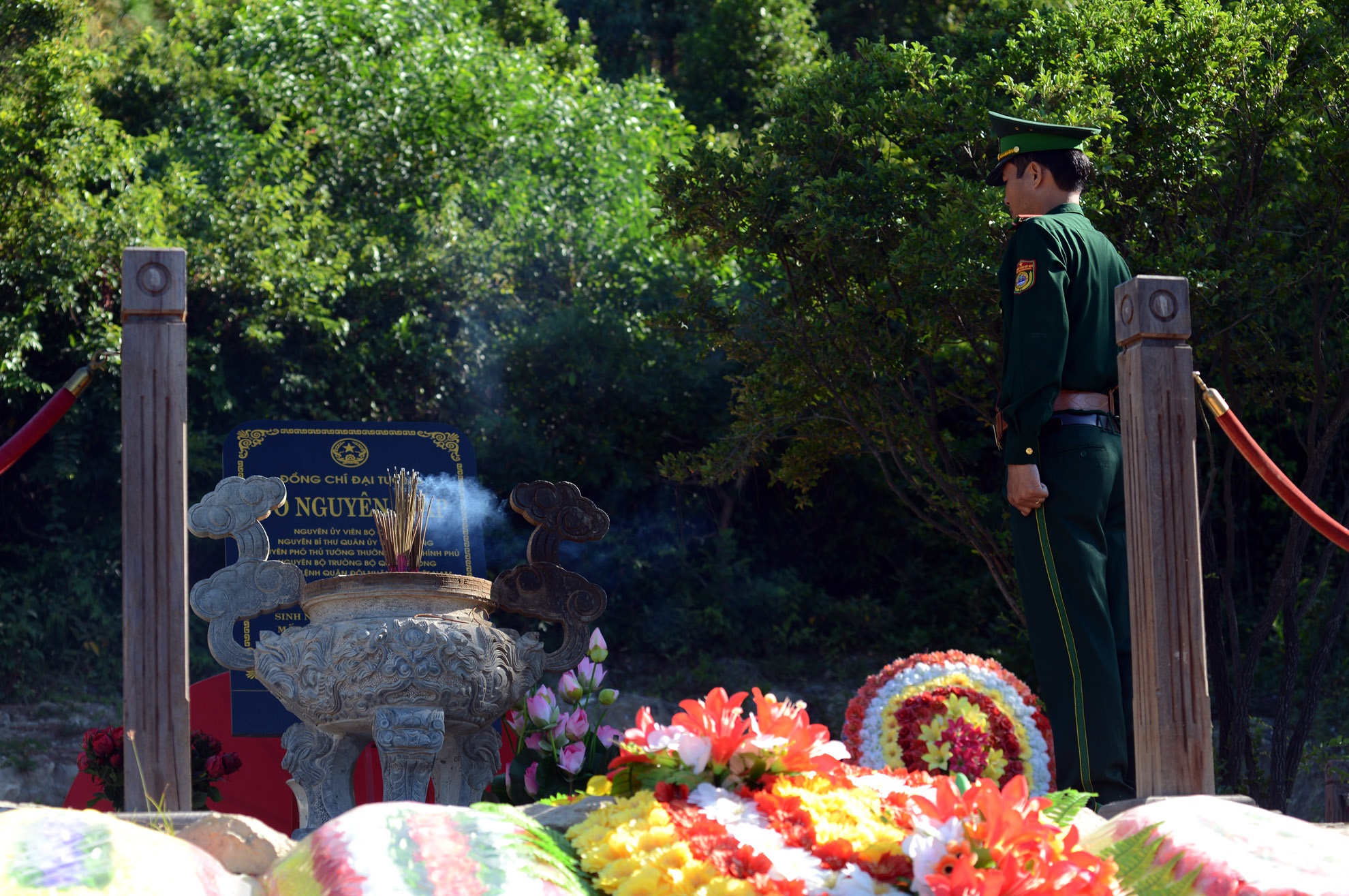 Ở khu vực mộ đại tướng, các chiến sĩ cũng thắng hương lên người khi một ngày mới bắt đầu.