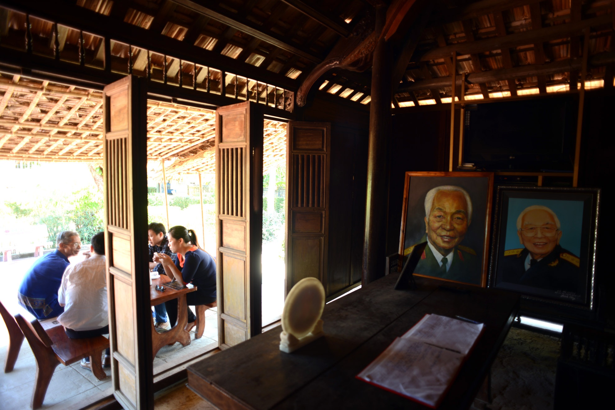 Nếp nhà đơn sơ của Đại tướng hàng ngày đón khách ghé thăm, dâng hương và ghi lại cảm tưởng của mình về công lao của người đối với Đất nước, với Lịch sử hào hùng của Dân tộc Việt Nam.