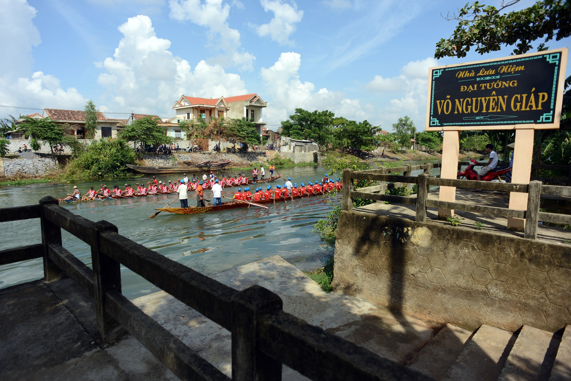 Ngôi nhà của Đại tướng Võ Nguyên Giáp ở làng An Xá cũng như bao nếp nhà quê khác, nhỏ bé và khiêm nhường. Từ nhà ông ra sông Kiến Giang chỉ vài chục bước chân và dòng sông này gắn liền với tuổi thơ bình dị, tươi mát của cậu bé họ Võ.