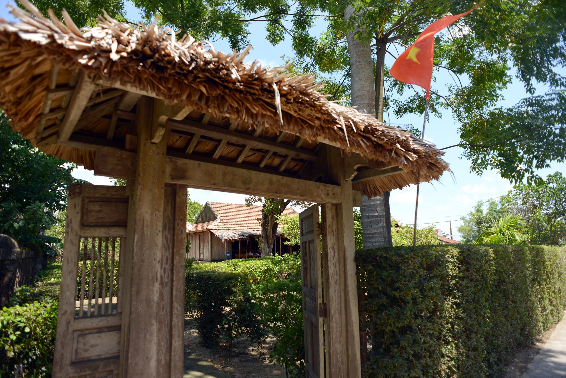 Đại tướng  năm 1911 trong một gia đình Nho học. Hai thân của ông là cụ Võ Quang Nghiêm và cụ Nguyễn Thị Kiên. năm 1977, chính quyền và gia đình Đại tướng làm lại ngôi nhà theo kiến trúc nhà vườn, 3 gian, 2 chái, 5 lồng, thượng chua, hạ gõ ngay trên chính mảnh đất của ngôi nhà cũ, nay là ngôi nhà lưu niệm. Đây cũng là ngôi nhà truyền thống của huyện Lệ Thủy. Sau khi làm lại ngôi nhà như hiện nay, gia đình vào Huế mua lại những đồ vật mà ngày xưa các cụ có và đặt đúng vị trí như trước kia.