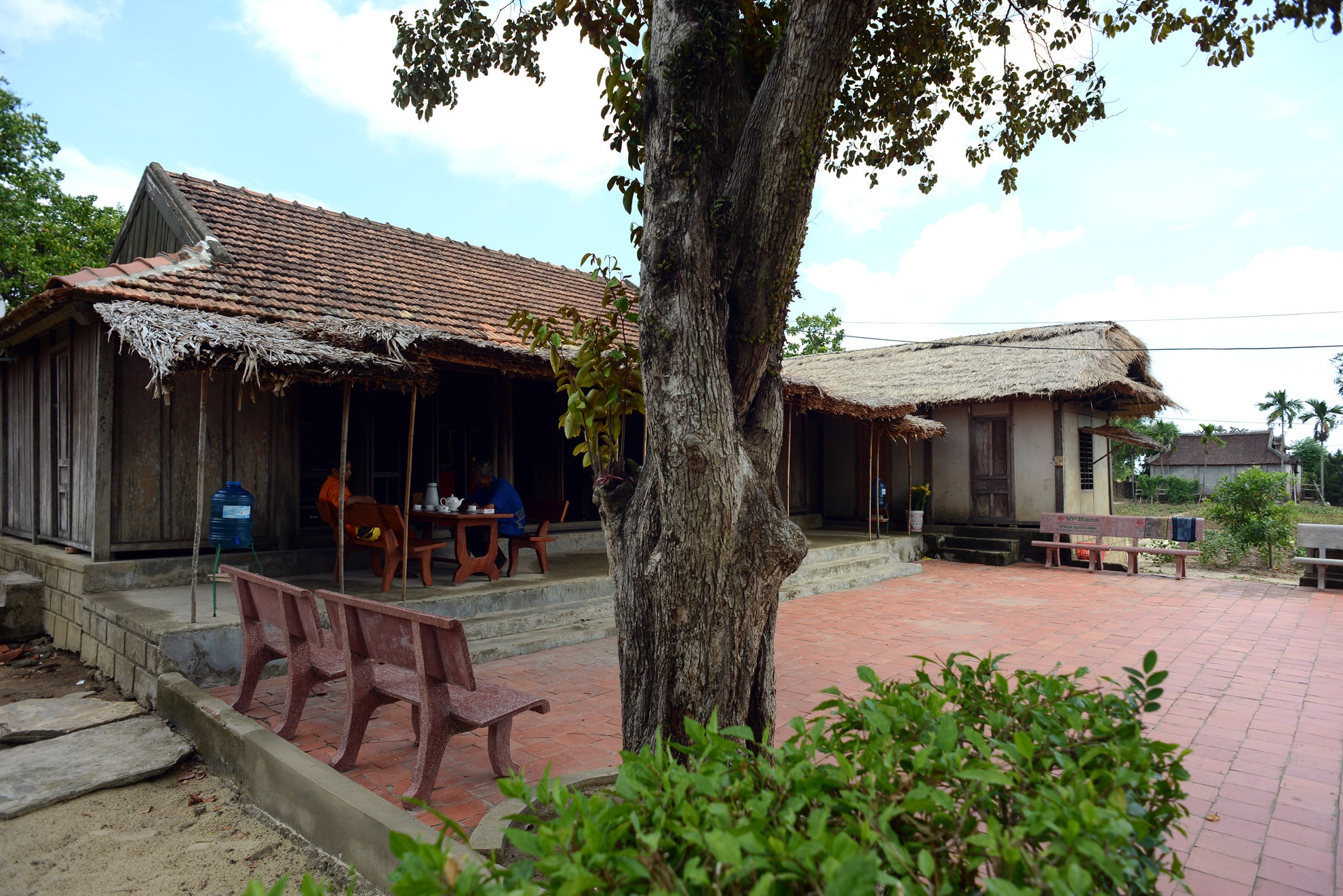 Ông Võ Đại Hàm, người cháu hiện trông coi ngôi nhà hiện nay cho biết: “Đại tướng sinh ra trên chính mảnh đất này, đến năm 13 tuổi thì vào học ở Trường Quốc học Huế và từ đó đi hoạt động cách mạng luôn. Tuổi thơ của Đại tướng cũng như tuổi thơ của các bạn cùng xóm. Ông rất ham đọc sách, thông minh và ham học hỏi”.