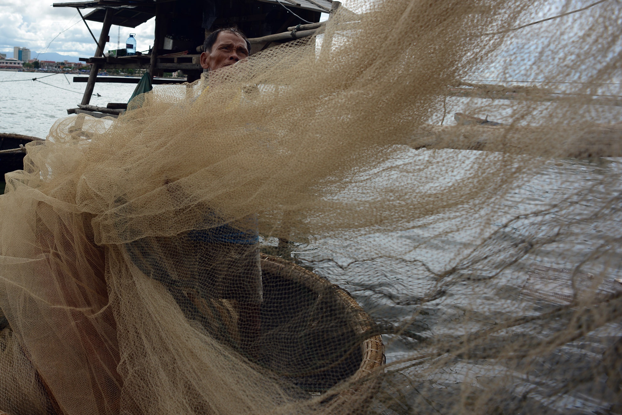 Nặng nhọc nhất là thay lưới vó. Vó bẩn cá sợ không dám vào nên 1,2 tháng lại phải thay lưới.