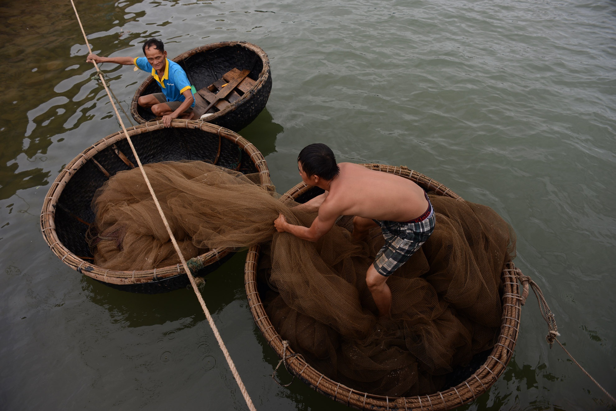 Mỗi lần thay lưới mới phải mất hàng giờ đồng hồ và đòi hỏi tốn nhiều sức lực 