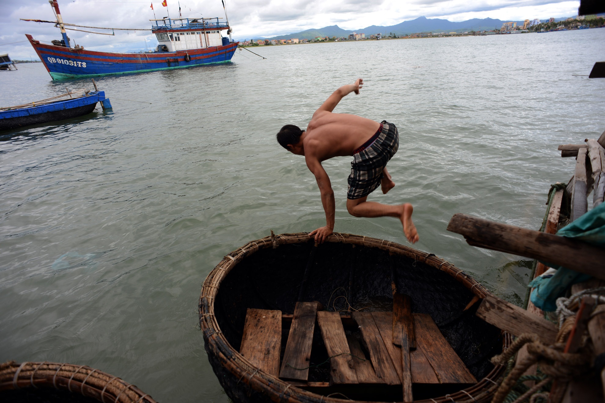 Người cất vó sống bên sông nước hào sảng. Cuộc sống dẫu không giầu có nhưng an nhàn. Dòng sông là nơi giúp họ kiếm sống cũng như giúp họ gột rửa tâm hồn. Ông Phương cho biết ông hài lòng với cuộc sông hện tai.