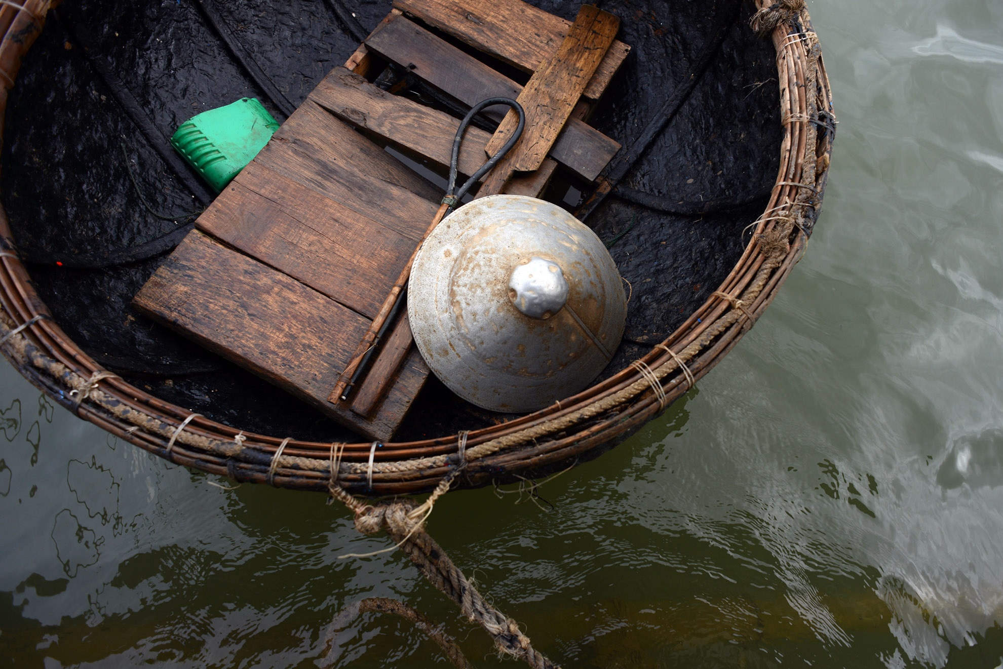 Đồ nghề đơn giản của ông Phượng để hành nghề kéo vó.