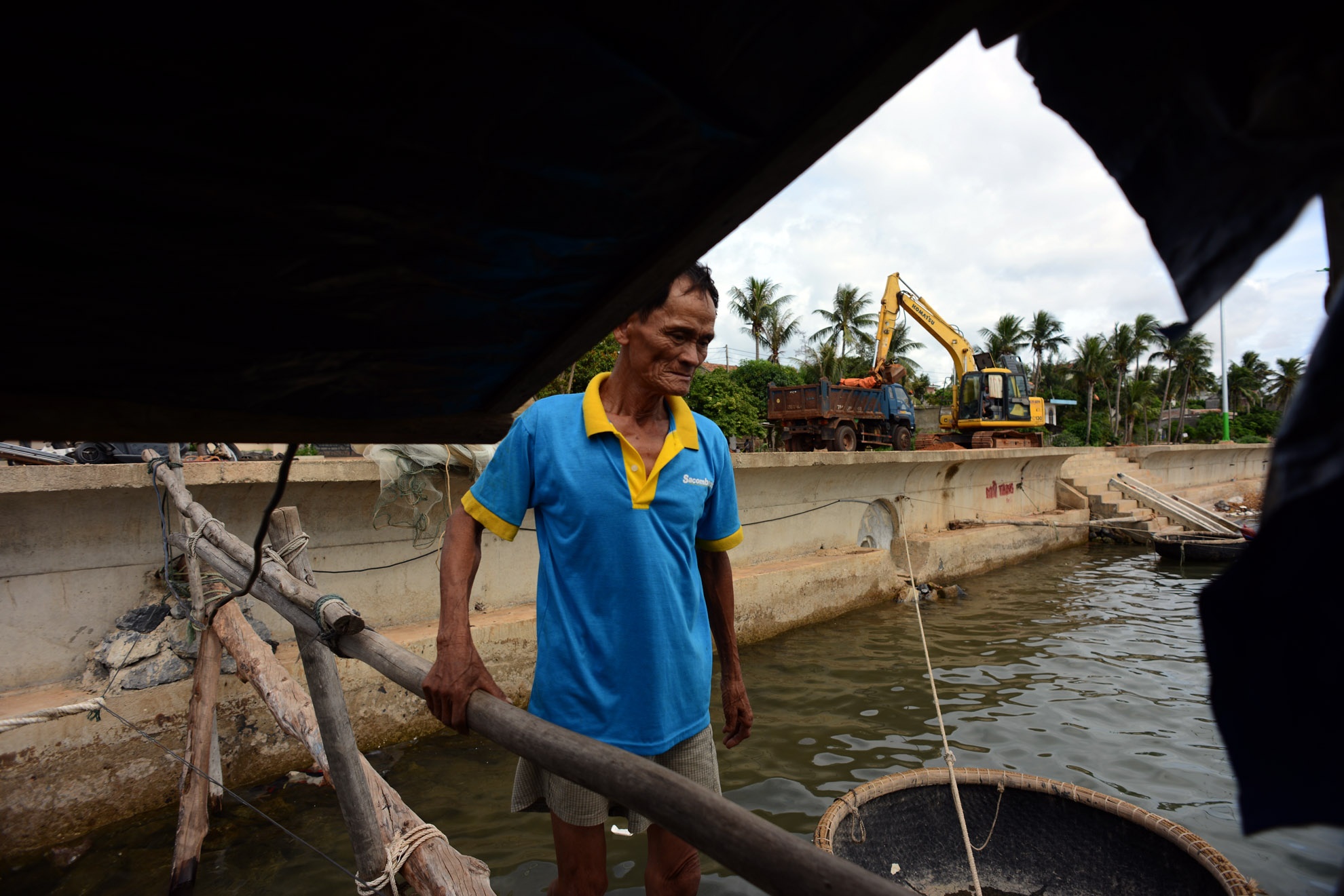 Trước kia ông đi TNXP, sau đó về quê làm thợ mộc. 8 năm trước ông dựng cái vó này trên sông Nhật Lệ kiếm sống. Ông tâm sự: Kéo vó tuy không kiếm được nhiều tiền nhưng sống an nhàn và vui.