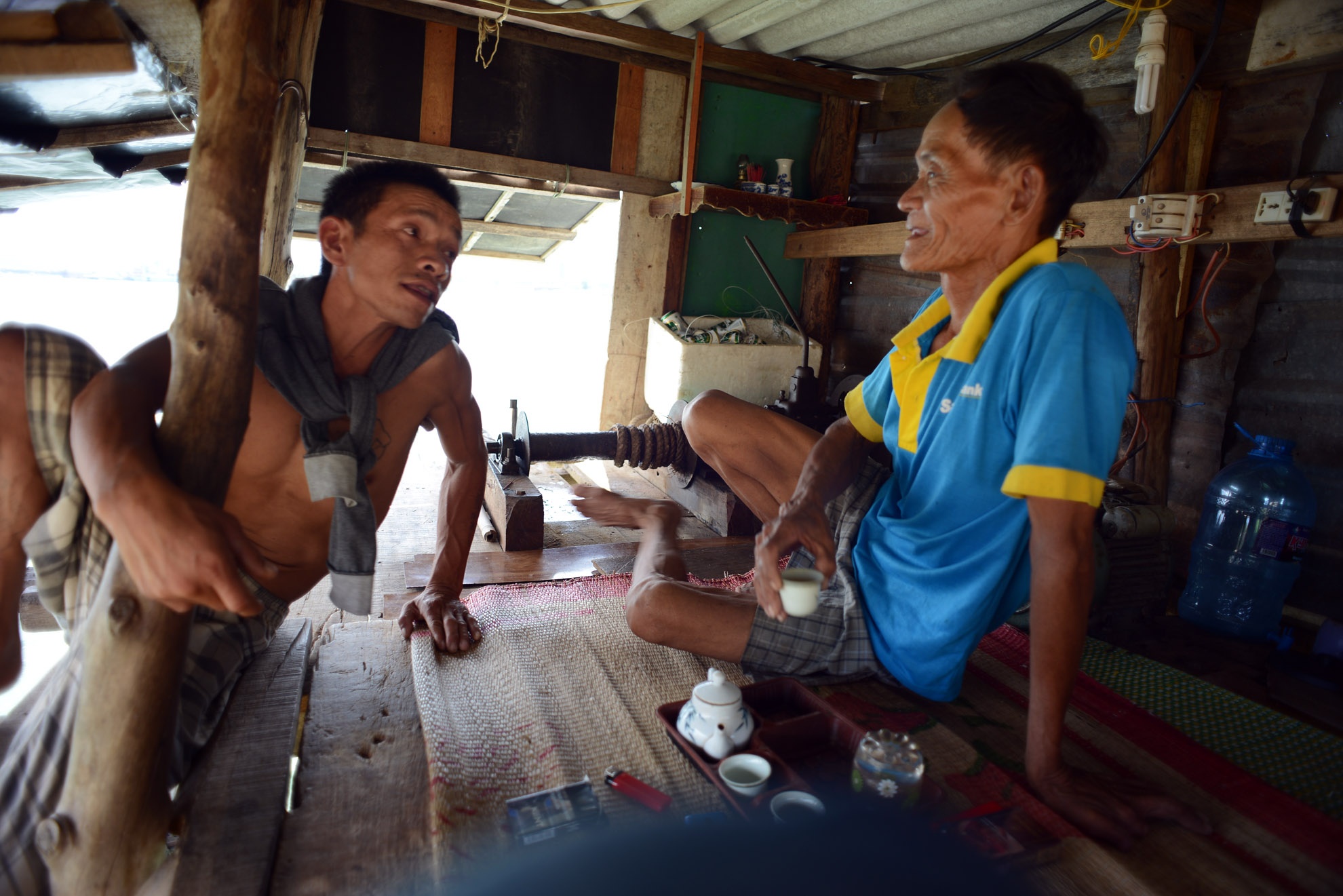 Hàng ngày ông trực trên chiếc chòi nhỏ kéo vó cá. Bạn vó lúc rảnh rỗi ghé chơi tâm sự chuyện cuộc sống, chuyện hàng xóm, chuyện con nước cá tôm...