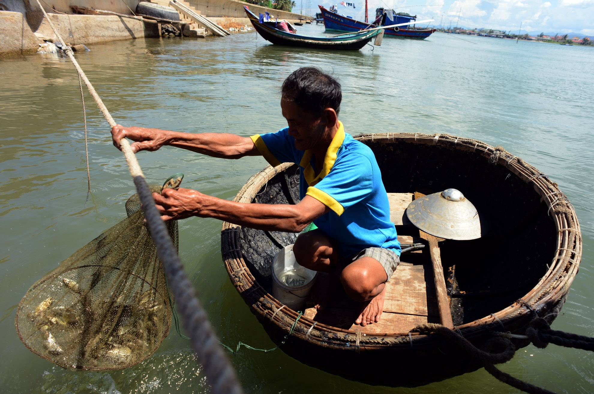 Những mẻ cá ngon được bán giá khá cao giúp ông nuối sống gai dình gồm 2 vợ chồng già.