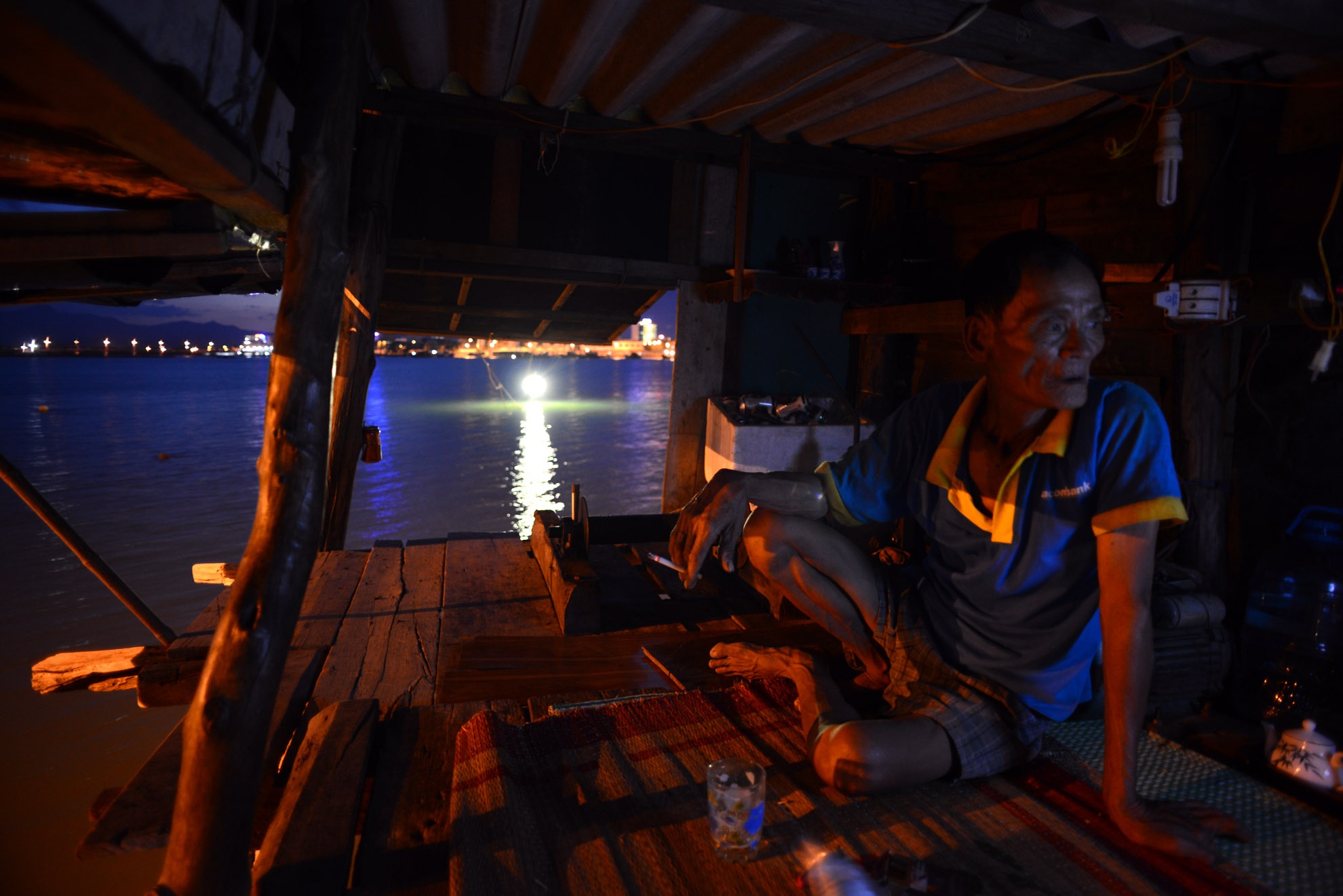 Ban đêm ở trên sông rất mát, ông thường ngủ trên chòi để canh vó. Ông đùa: 