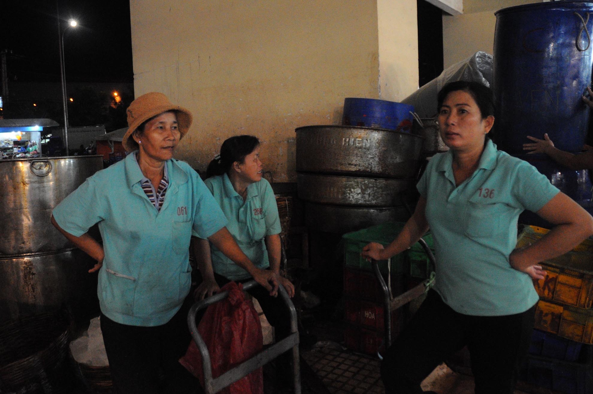 Tuy nhiên, không phải lúc nào cũng có hàng để đẩy. Nhiều khi phải đợi cả giờ mới có người thuê đẩy hàng. Trong lúc chờ đợi, bà Năm cùng những phụ nữ ở đây ngồi trò chuyện cho nhanh qua thời gian.