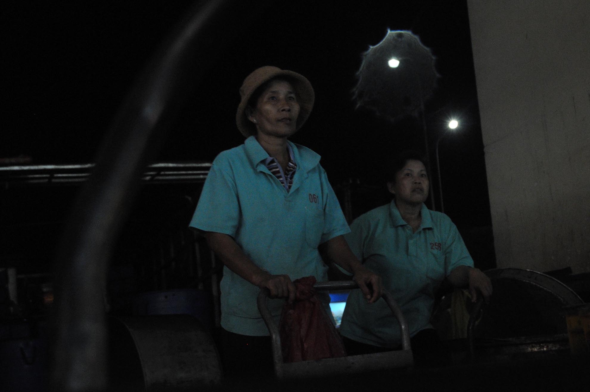 Vất vả với cuộc sống của mình, lại thêm ghánh nặng phải nuôi người chị gái câm, cùng người em trai không có việc làm ở quê, bà Năm quên cả việc lấy chồng con