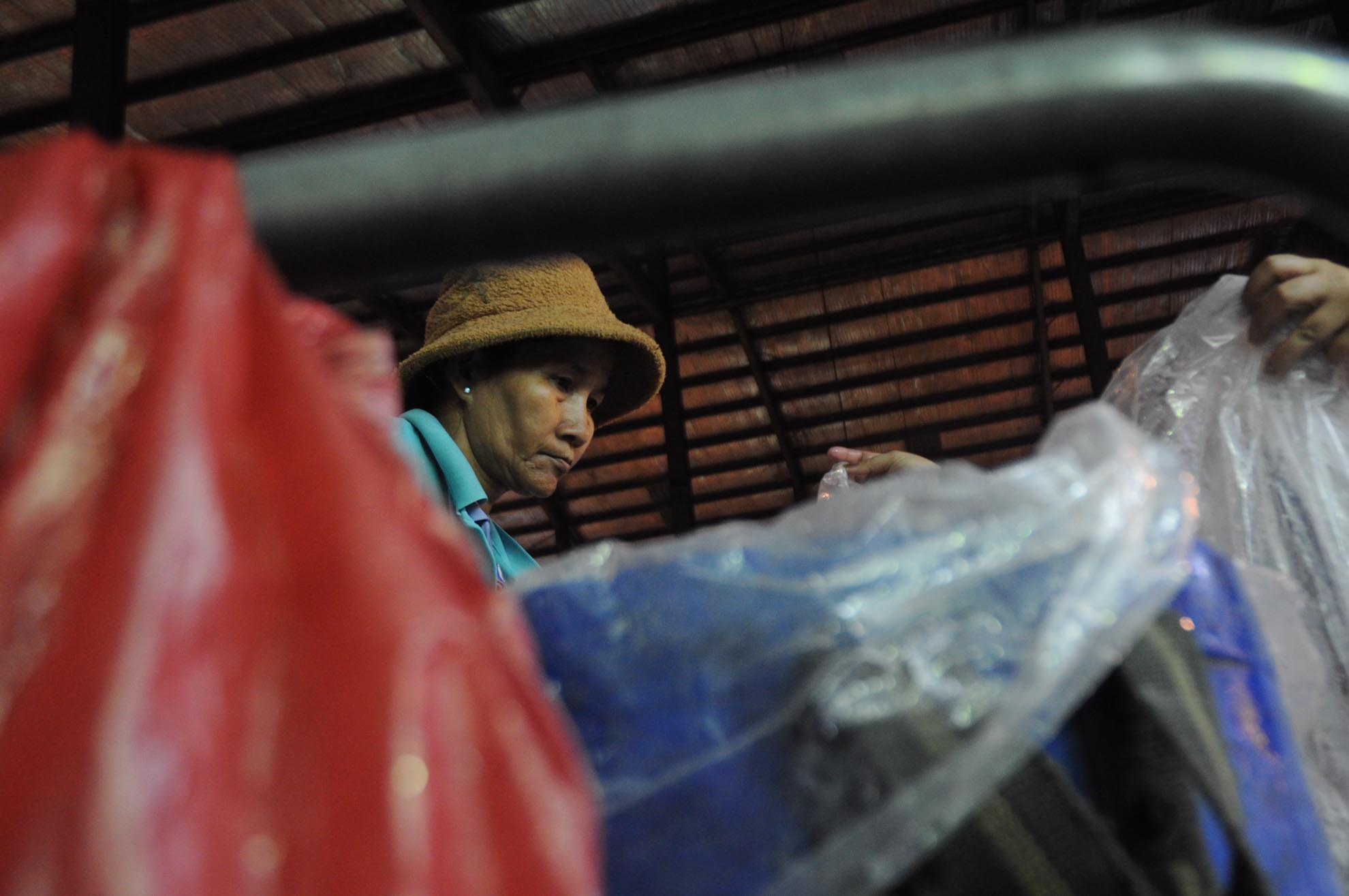 Không dám ăn, dám mặc, mỗi đêm bà Năm kiếm được khoảng 200.000 đồng. Nhiều chủ hàng thấy thương, mỗi dịp tết đến lại biếu bà ít tiền để về mua quà cho cháu, chắt.