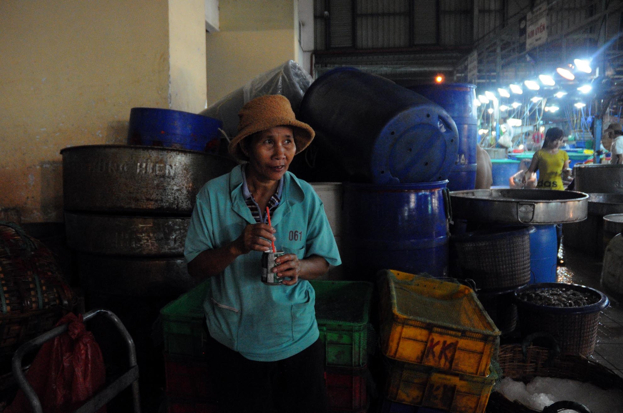 Nhiều hôm làm việc quá sức, bà phải mua chai nước uống lấy lại sức để làm tiếp, nhưng tiếc tiền, nên bà Năm vừa uống vừa để dành vì sợ hết.