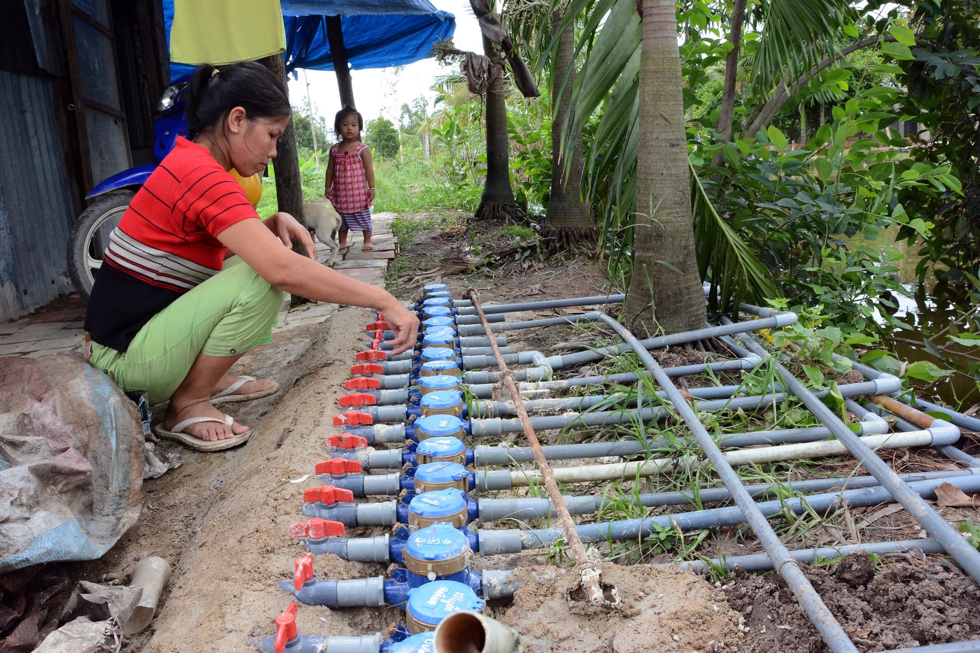 Chính quyền địa phương hỗ trợ 24 đồng hồ nước(4 triệu/ cái) cho người dân, còn các hộ dân thì tự mua ống dẫn nước vào nhà. Chị Trần Thị Tiếp chia sẻ: “Trước đây xài nước mưa thì tiết kiệm, còn bây giờ có nước sạch dẫn vào nhà giá rẻ thì xài thoải mái hơn.