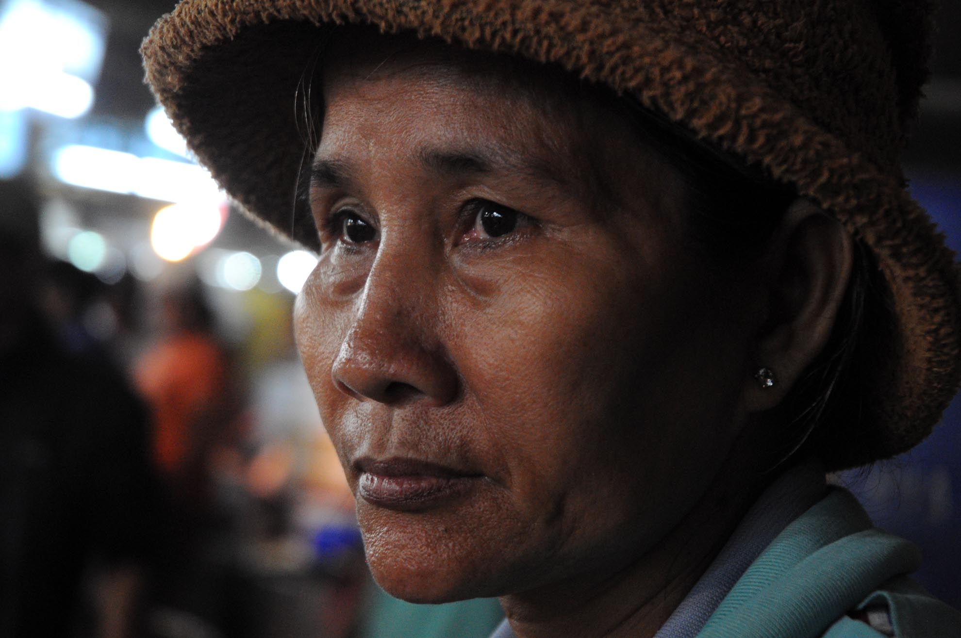 Ở thành phố mấy năm trời, bà thuê nhà trọ, sống đơn thân một mình và chăm chỉ với công việc, mong sao dành dụm được ít tiền gửi về cho chị gái và em trai, phần để dành sau này về già, đau ốm.