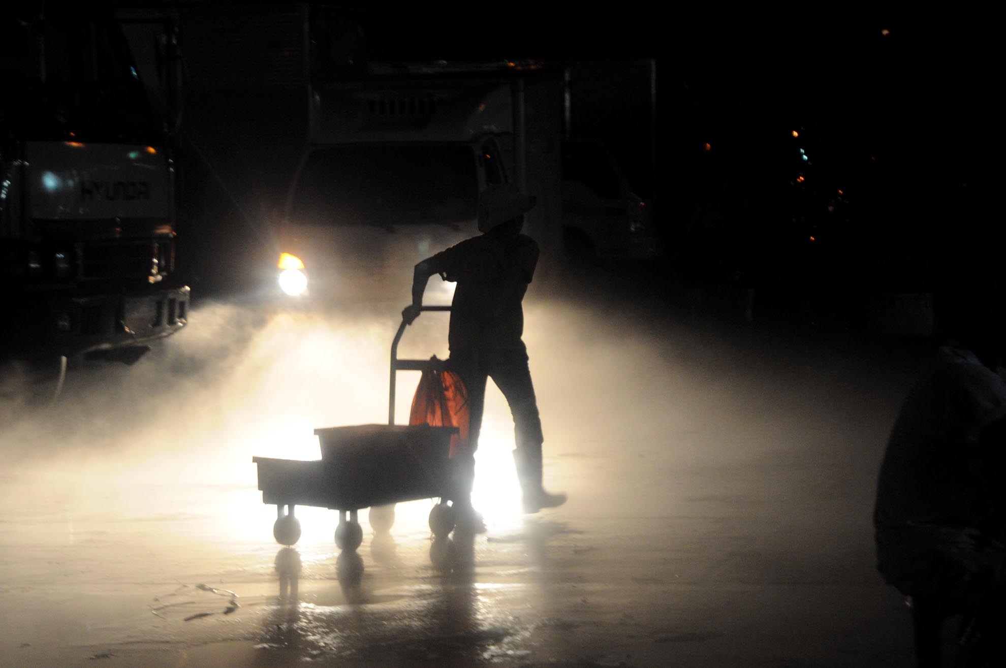 Cuộc đời những nữ cửu vạn chợ đêm như bà Năm còn rất nhiều, họ đều có những hoàn cảnh riêng, nhưng đều chung một cảnh vất vả, 