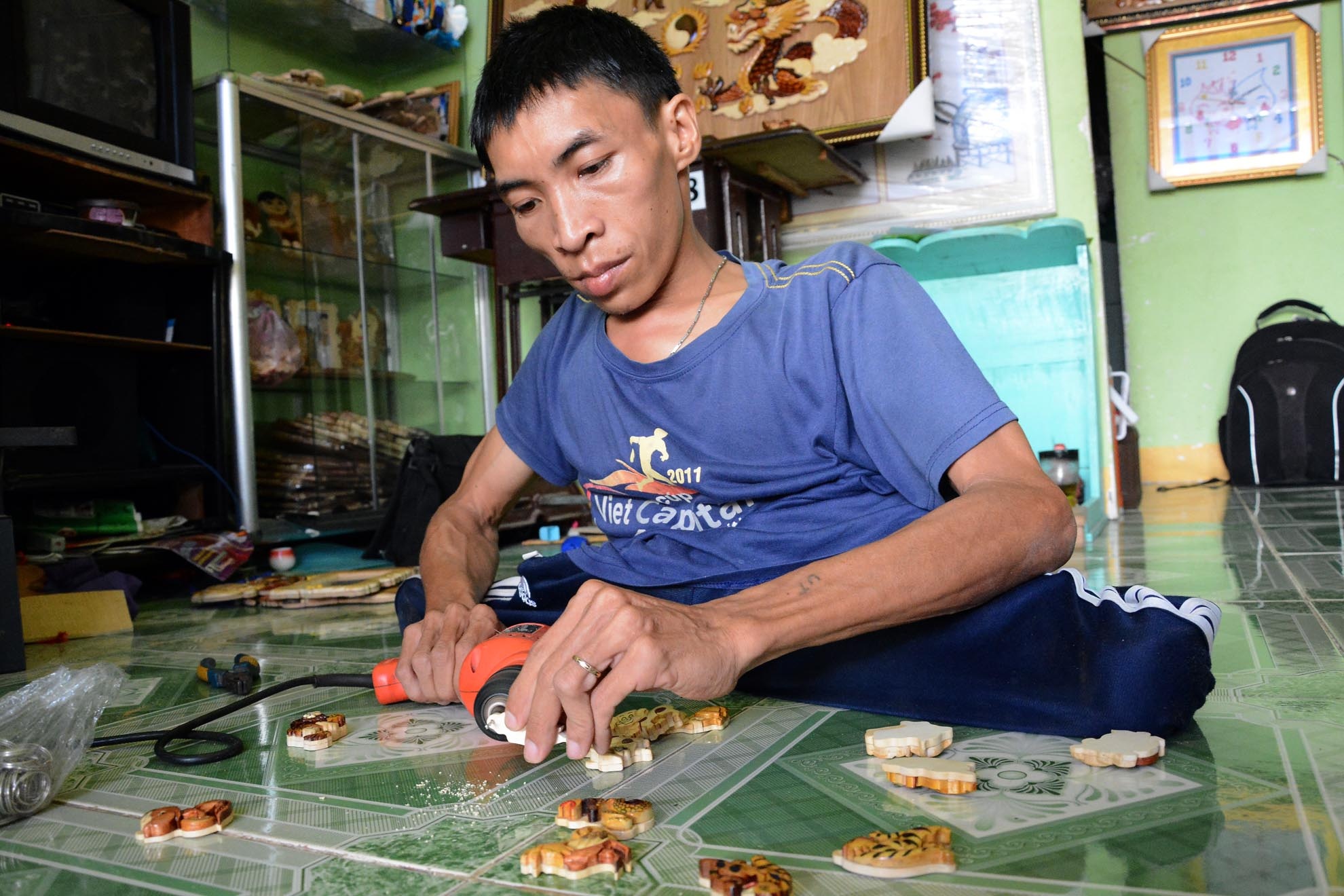 Anh Nguyễn Văn Út (32 tuổi) ở tại xã Xuân Thới Sơn - Hóc Môn - TP.HCM, làm nghề tranh ghép gỗ được 5 năm nay. Được đào tạo tại Trung tâm dạy nghề người khuyết tật và trẻ mồ côi TP.HCM, anh Út đã tìm tòi sáng tạo để cho ra đời nhiều sản phẩm tranh gỗ mang giá trị nghệ thuật cao.